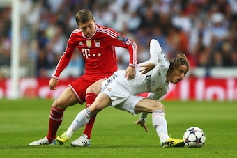 MADRID, SPAIN - APRIL 23:  Toni Kroos of Bayern Muenchen challenges Luka Modric of Real Madrid during the UEFA Champions League semi-final first leg match between Real Madrid and FC Bayern Muenchen at the Estadio Santiago Bernabeu on April 23, 2014 in Mad