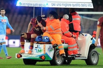 NAPLES, ITALY - MARCH 09:  Kevin Strootman of Roma goes off injured during the Serie A match between SSC Napoli and AS Roma at Stadio San Paolo on March 9, 2014 in Naples, Italy.  (Photo by Giuseppe Bellini/Getty Images)
