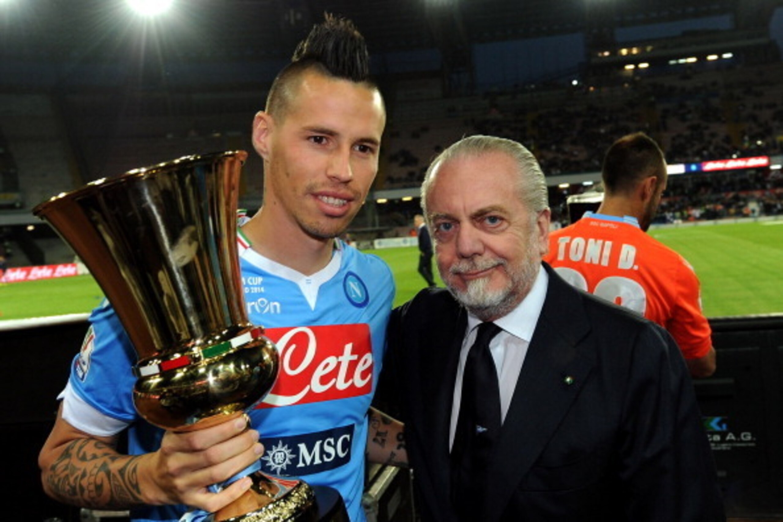 NAPLES, ITALY - MAY 06:  Marek Hamsik and Aurelio De Laurentis President of Napoli with Tim Cup before the Serie A match between SSC Napoli and Cagliari Calcio at Stadio San Paolo on May 6, 2014 in Naples, Italy.  (Photo by Giuseppe Bellini/Getty Images)