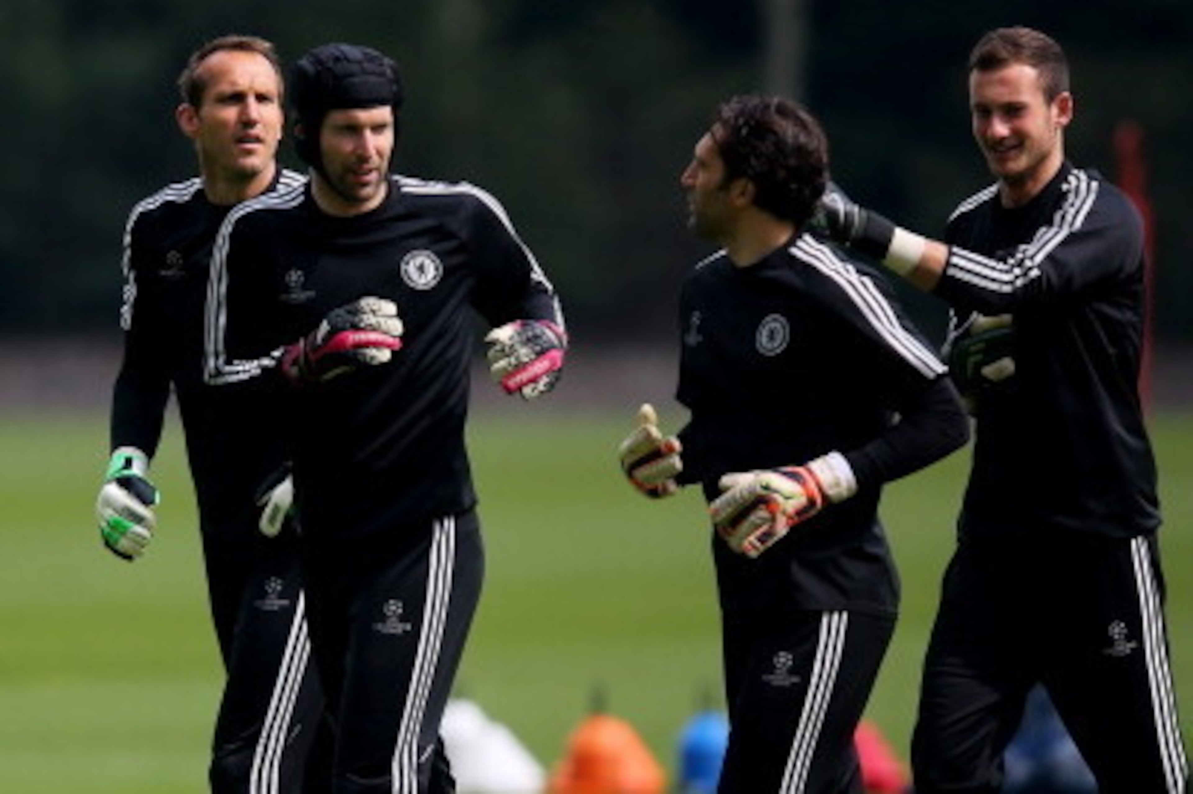COBHAM, ENGLAND - APRIL 29: Petr Cech of Chelsea participates in a training session at Chelsea Training Ground on April 29, 2014 in Cobham, England. (Photo by Clive Rose/Getty Images) COBHAM, ENGLAND - APRIL 29: Petr Cech of Chelsea participates in a training session at Chelsea Training Ground on April 29, 2014 in Cobham, England. (Photo by Clive Rose/Getty Images)