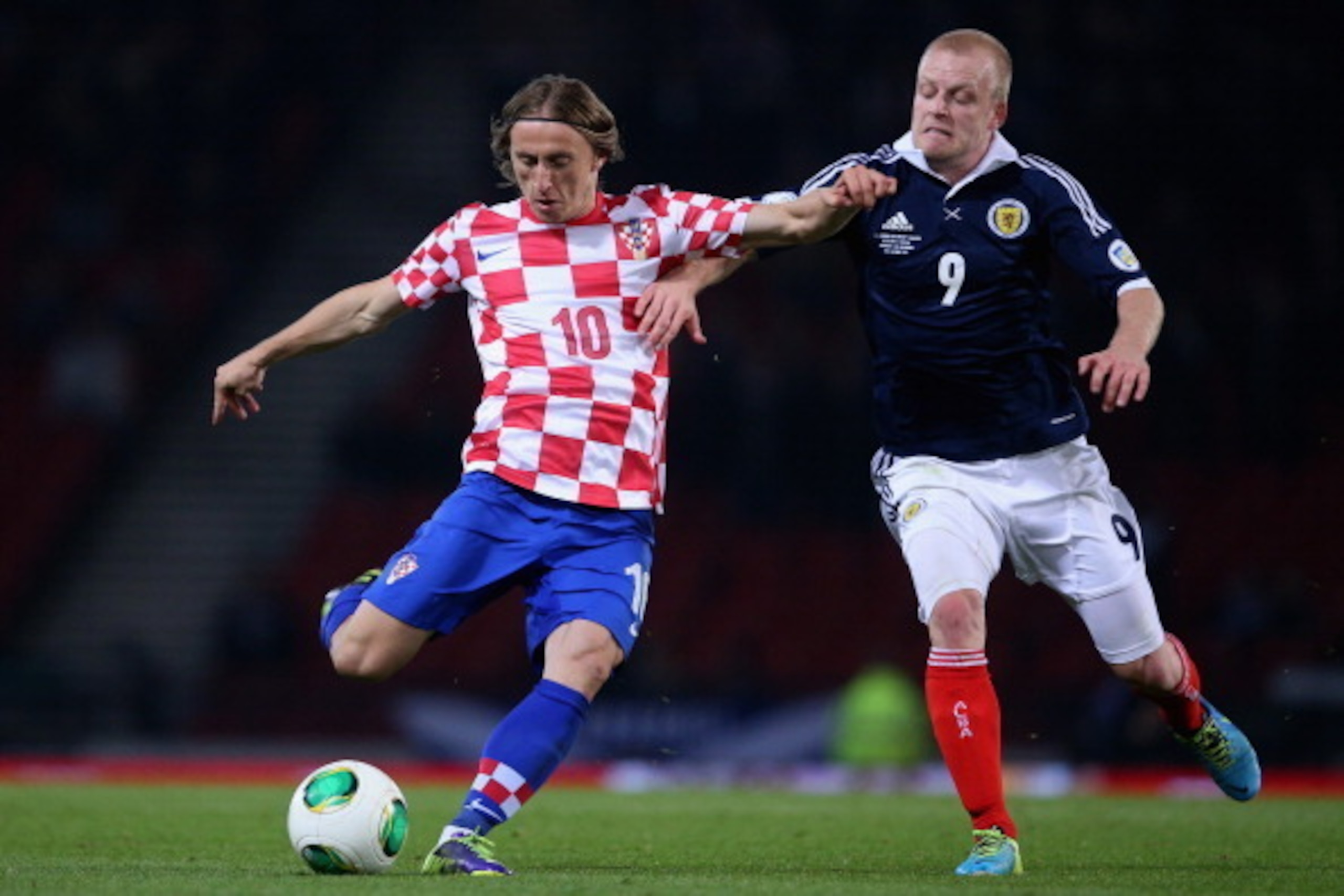 GLASGOW, SCOTLAND - OCTOBER 15:  Luka Modric of Croatia shoots watched by Steven Naismith of Scotland during the FIFA 2014 World Cup Qualifying Group A match between Scotland and Croatia at Hampden Park on October 15, 2013 in Glasgow, Scotland.  (Photo by
