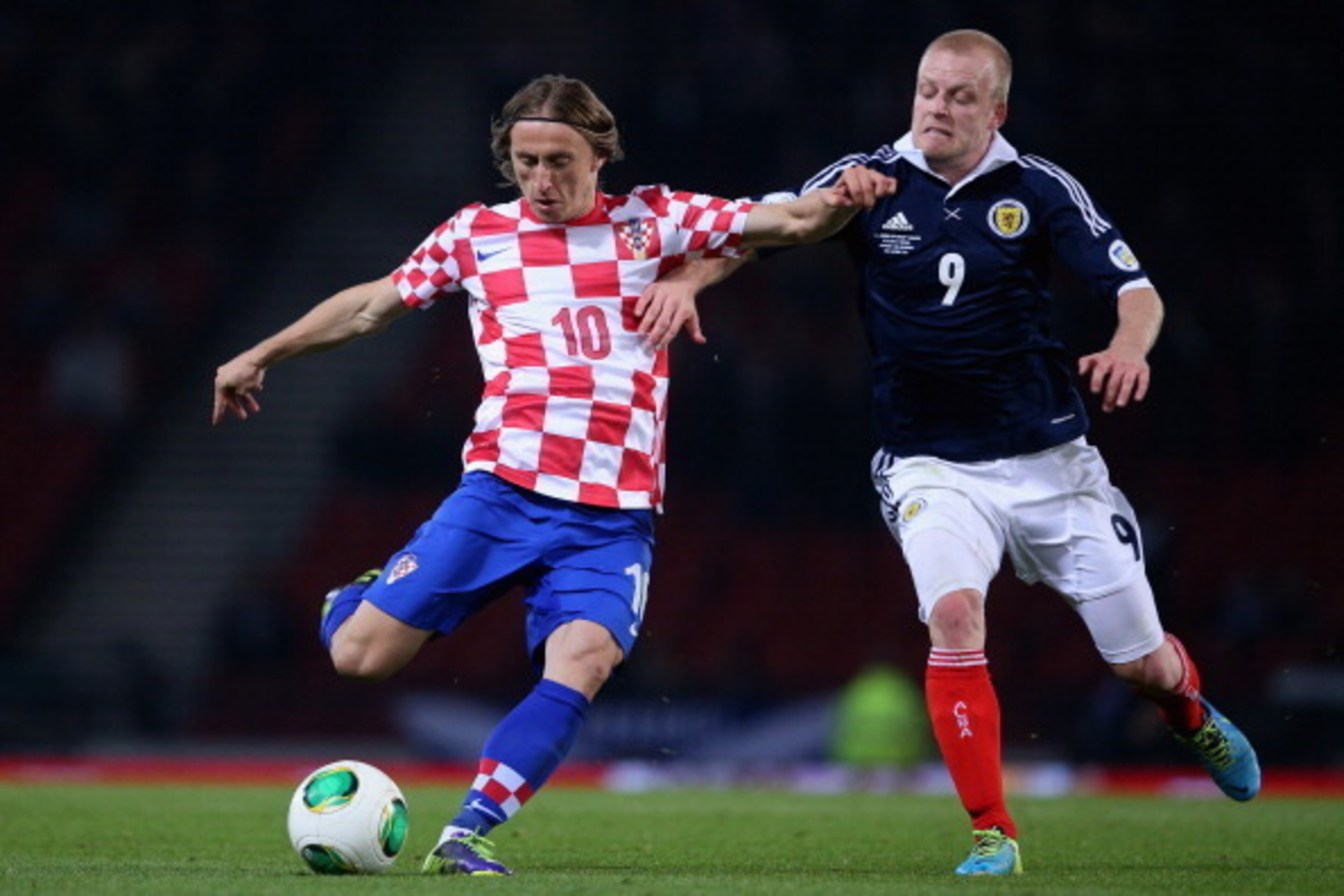 GLASGOW, SCOTLAND - OCTOBER 15:  Luka Modric of Croatia shoots watched by Steven Naismith of Scotland during the FIFA 2014 World Cup Qualifying Group A match between Scotland and Croatia at Hampden Park on October 15, 2013 in Glasgow, Scotland.  (Photo by