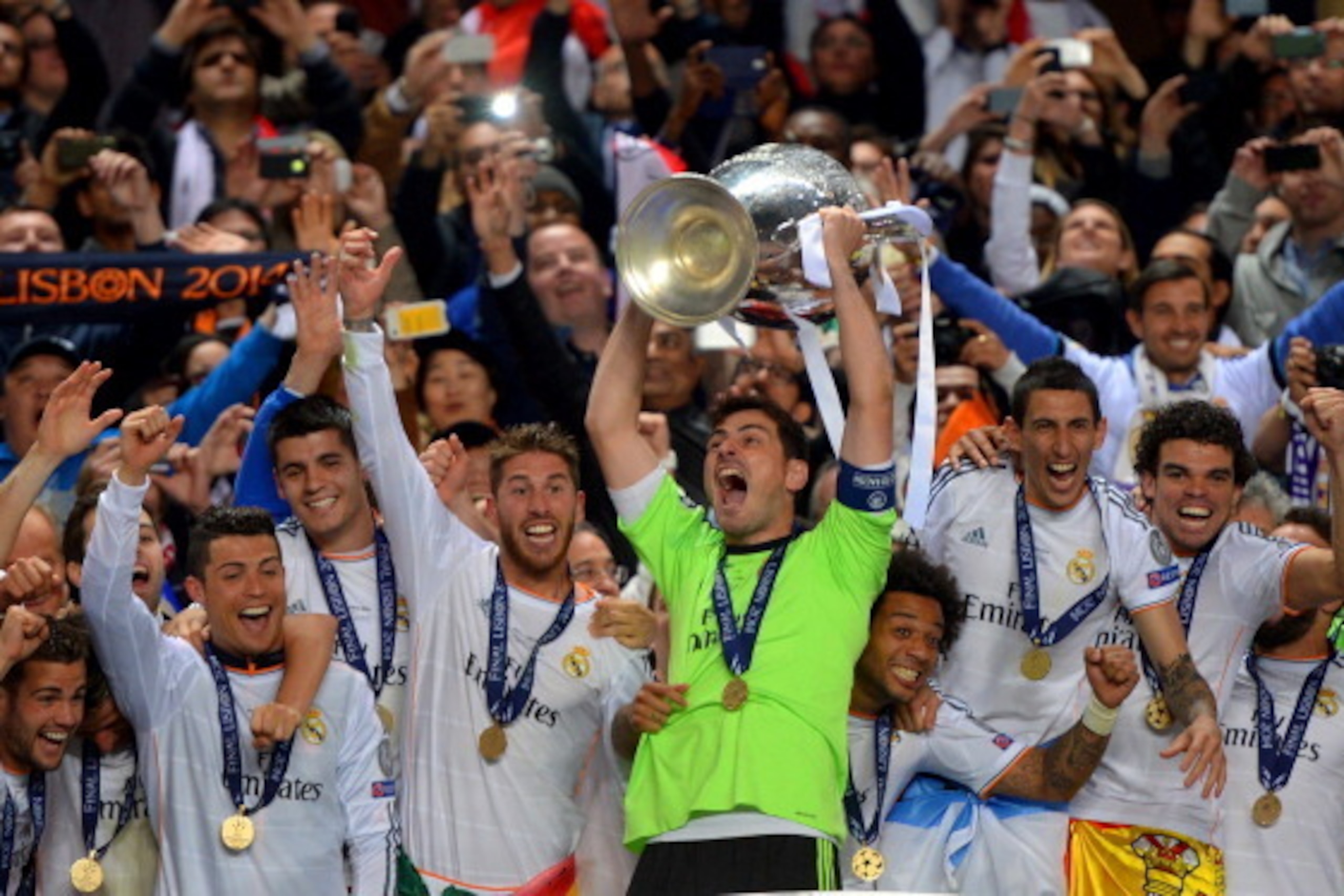 LISBON, PORTUGAL - MAY 24:  Iker Casillas of Real Madrid lifts the Champions League trophy during the UEFA Champions League Final between Real Madrid and Atletico de Madrid at Estadio da Luz on May 24, 2014 in Lisbon, Portugal.  (Photo by Michael Regan/Ge