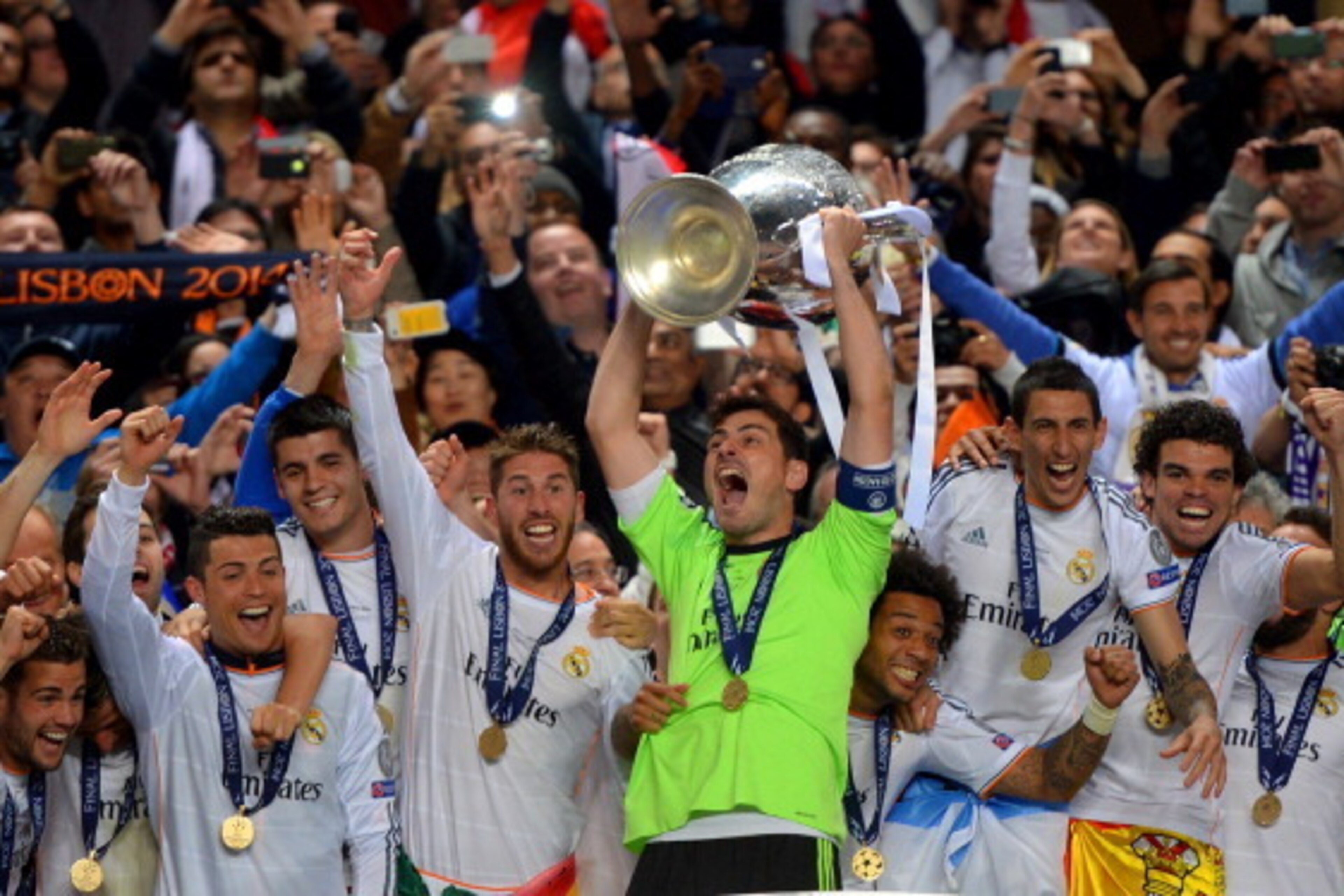 LISBON, PORTUGAL - MAY 24:  Iker Casillas of Real Madrid lifts the Champions League trophy during the UEFA Champions League Final between Real Madrid and Atletico de Madrid at Estadio da Luz on May 24, 2014 in Lisbon, Portugal.  (Photo by Michael Regan/Ge