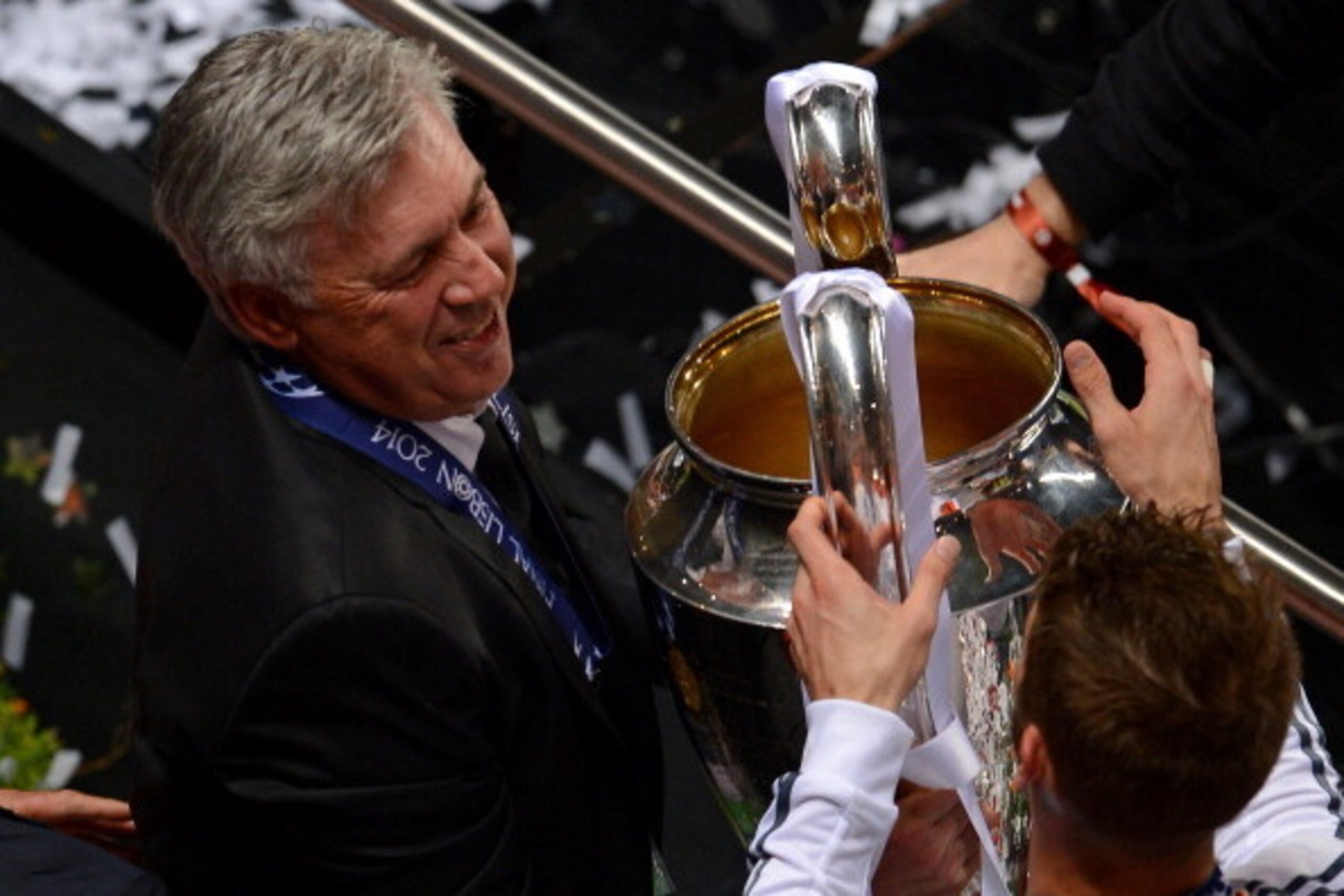 LISBON, PORTUGAL - MAY 24:  Head Coach, Carlo Ancelotti of Real Madrid lifts the trophy with Sergio Ramos of Real Madrid during the UEFA Champions League Final between Real Madrid and Atletico de Madrid at Estadio da Luz on May 24, 2014 in Lisbon, Portuga