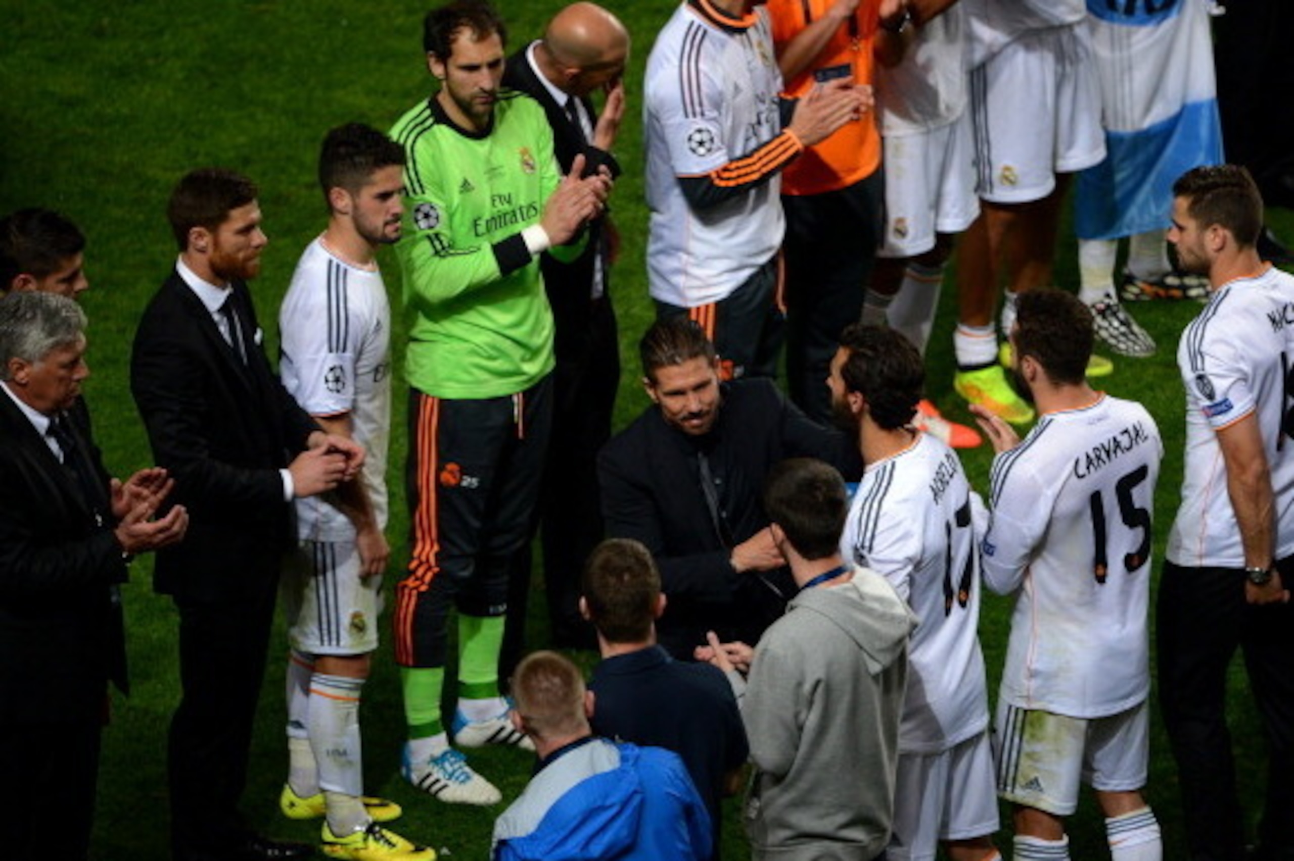 LISBON, PORTUGAL - MAY 24:  Diego Simeone, Coach of Club Atletico de Madrid shakes hands with Álvaro Arbeloa of Real Madrid as he goes up to collect his runners up medal during the UEFA Champions League Final between Real Madrid and Atletico de Madrid at 