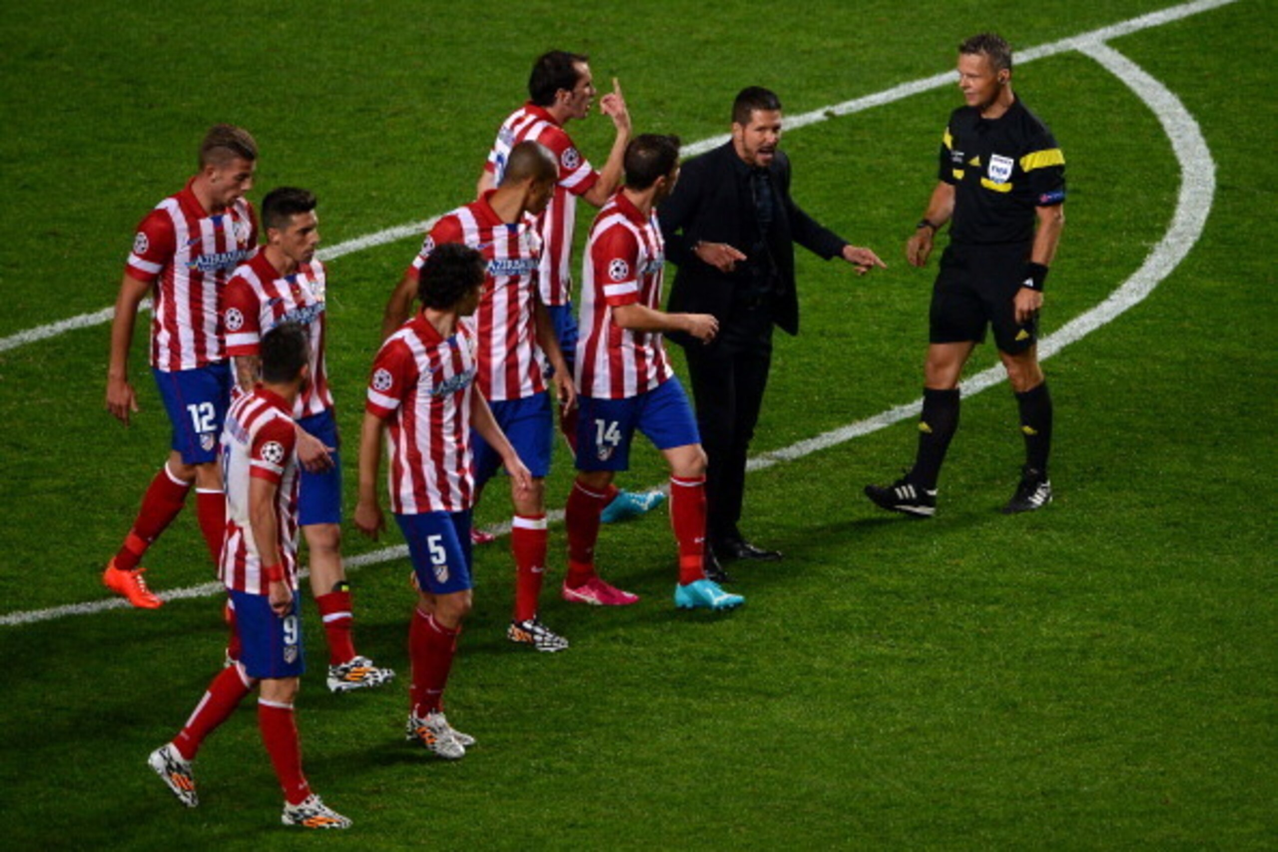 LISBON, PORTUGAL - MAY 24: Referee Bjorn Kuipers speaks to Diego Simeone, Coach of Club Atletico de Madrid during the UEFA Champions League Final between Real Madrid and Atletico de Madrid at Estadio da Luz on May 24, 2014 in Lisbon, Portugal. (Photo by LISBON, PORTUGAL - MAY 24: Referee Bjorn Kuipers speaks to Diego Simeone, Coach of Club Atletico de Madrid during the UEFA Champions League Final between Real Madrid and Atletico de Madrid at Estadio da Luz on May 24, 2014 in Lisbon, Portugal. (Photo by