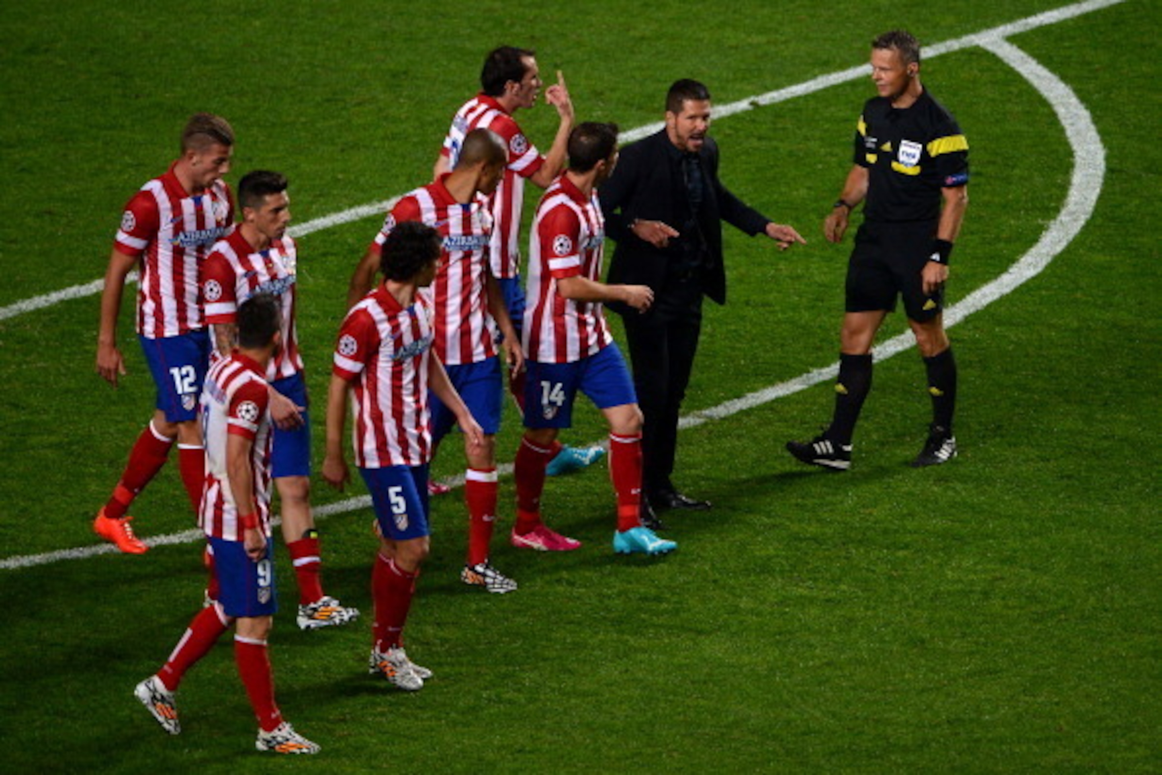 LISBON, PORTUGAL - MAY 24: Referee Bjorn Kuipers speaks to Diego Simeone, Coach of Club Atletico de Madrid  during the UEFA Champions League Final between Real Madrid and Atletico de Madrid at Estadio da Luz on May 24, 2014 in Lisbon, Portugal.  (Photo by