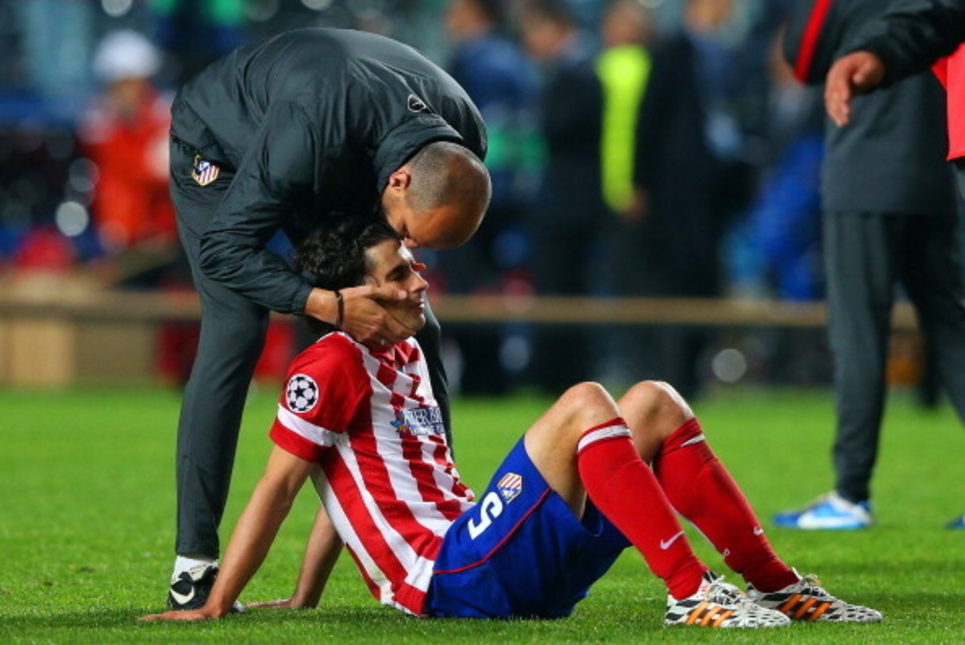LISBON, PORTUGAL - MAY 24: A dejected Tiago of Club Atletico de Madrid is consoled after defeat during the UEFA Champions League Final between Real Madrid and Atletico de Madrid at Estadio da Luz on May 24, 2014 in Lisbon, Portugal. (Photo by Alex Lives LISBON, PORTUGAL - MAY 24: A dejected Tiago of Club Atletico de Madrid is consoled after defeat during the UEFA Champions League Final between Real Madrid and Atletico de Madrid at Estadio da Luz on May 24, 2014 in Lisbon, Portugal. (Photo by Alex Lives