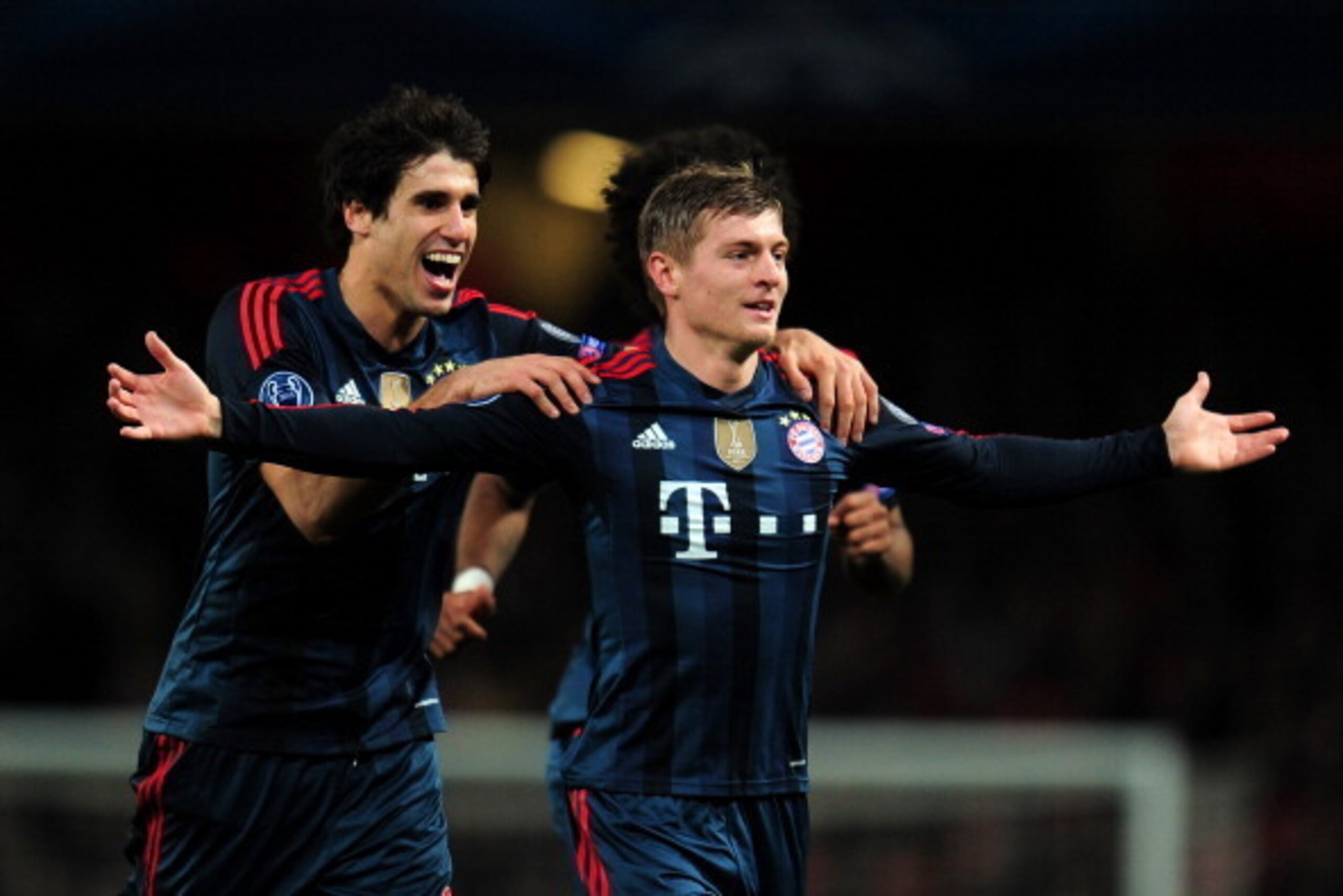 LONDON, ENGLAND - FEBRUARY 19:  Toni Kroos of Bayern Muenchen celebrates scoring the opening goal with Javi Martinez of Bayern Muenchen during the UEFA Champions League Round of 16 first leg match between Arsenal and FC Bayern Muenchen at Emirates Stadium