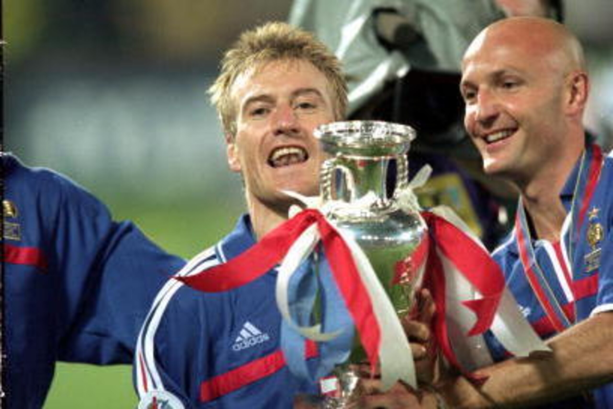 2 Jul 2000:  Didier Deschamps (left) and Frank LeBoeuf (right) of France hold the trophy after the European Championships 2000 Final against Italy at the De Kuip stadium, Rotterdam, Holland. France won 2-1 after Extra Time and on the Golden Goal. \ Mandat