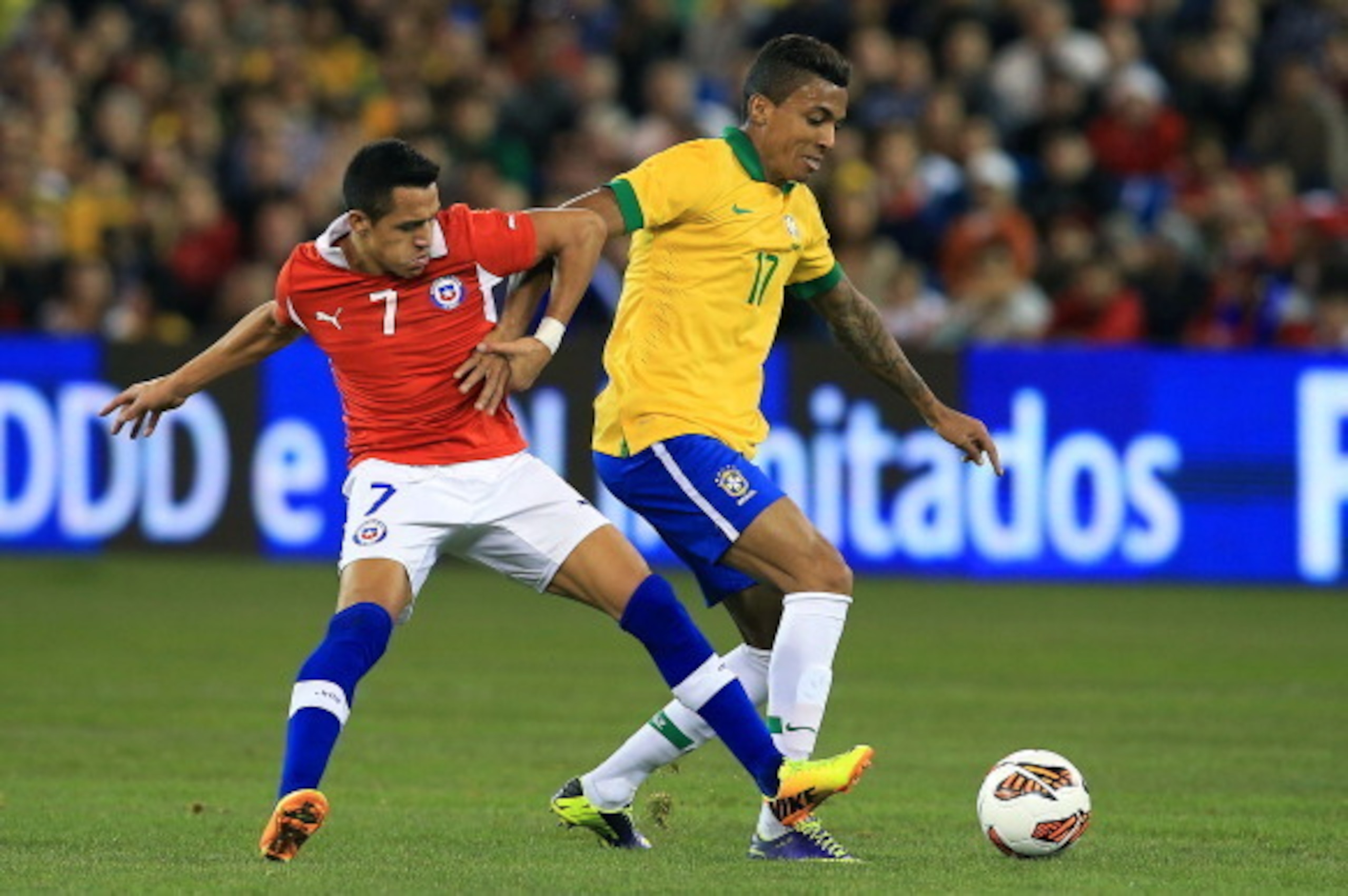 TORONTO, ON - NOVEMBER 19:  Luiz Gustavo #17 of Brazil battles for the ball with Alexis Sanchez #7 of Chile during a friendly match at Rogers Centre on November 19, 2013 in Toronto, Canada.  (Photo by Dave Sandford/Getty Images)