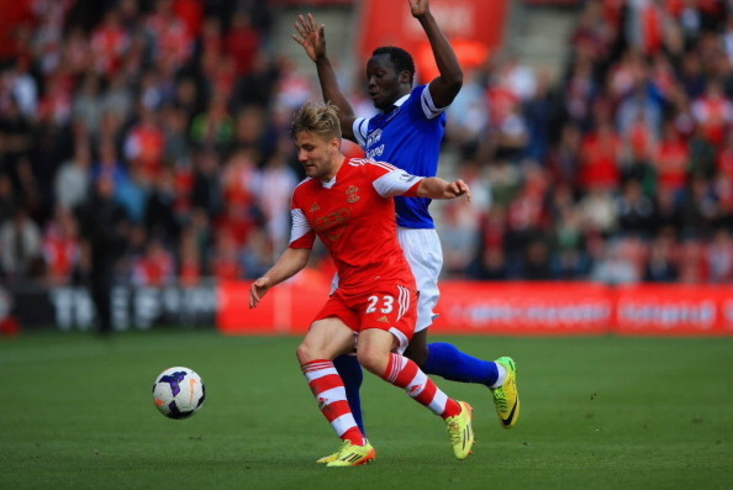 SOUTHAMPTON, ENGLAND - APRIL 26:  Luke Shaw of Southampton holds off a challenge from Romelu Lukaku of Everton during the Barclays Premier League match between Southampton and Everton at St Mary's Stadium on April 26, 2014 in Southampton, England.  (Photo