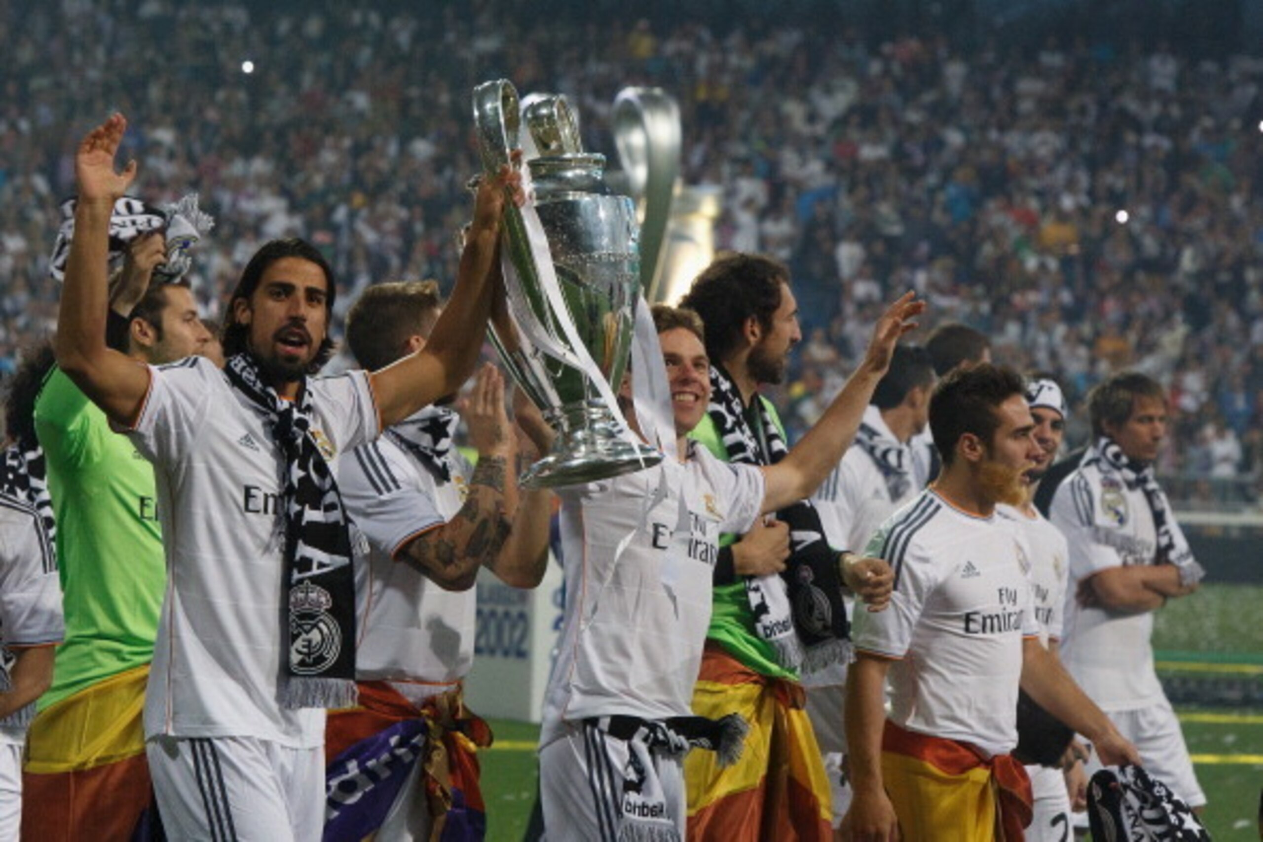 MADRID, SPAIN - MAY 25:  Real Madrid player Sami Khedira (L) lifts the trophy during the Real Madrid celebration the day after winning the UEFA Champions League final at Santiago Bernabeu Stadium on May 25, 2014 in Madrid, Spain. Real Madrid CF achieves t