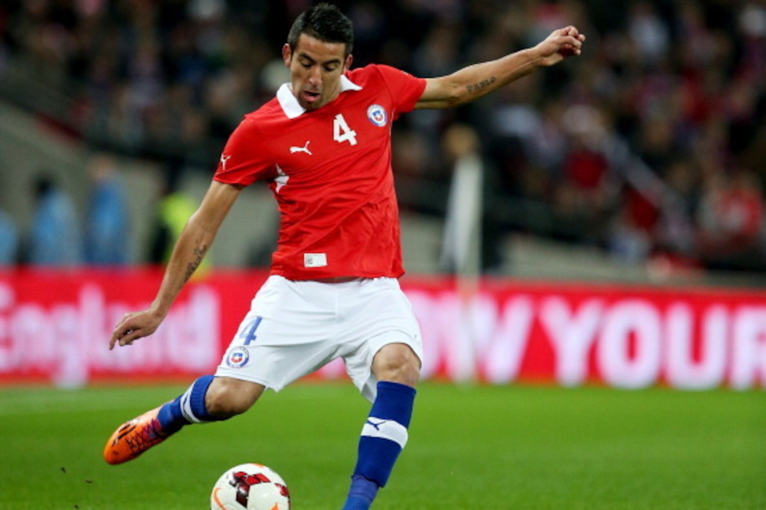 LONDON, ENGLAND - NOVEMBER 15:  Mauricio Isla of Chile in action during the international friendly match between England and Chile at Wembley Stadium on November 15, 2013 in London, England.  (Photo by Clive Brunskill/Getty Images)