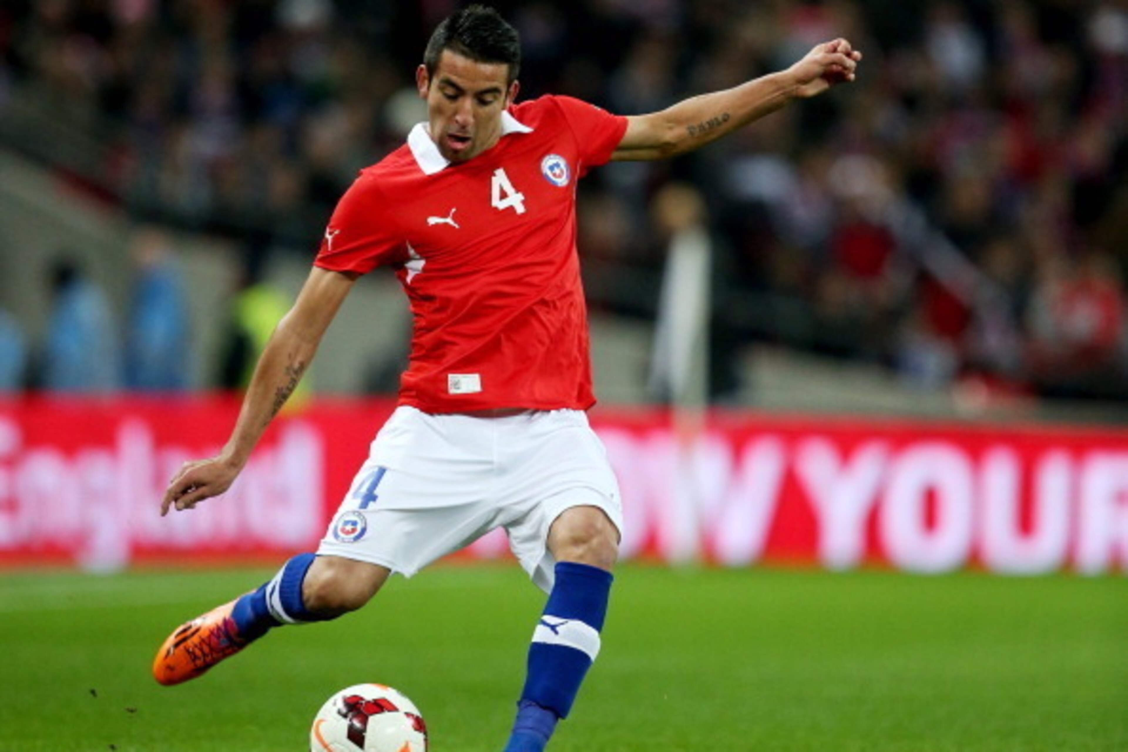 LONDON, ENGLAND - NOVEMBER 15: Mauricio Isla of Chile in action during the international friendly match between England and Chile at Wembley Stadium on November 15, 2013 in London, England. (Photo by Clive Brunskill/Getty Images) LONDON, ENGLAND - NOVEMBER 15: Mauricio Isla of Chile in action during the international friendly match between England and Chile at Wembley Stadium on November 15, 2013 in London, England. (Photo by Clive Brunskill/Getty Images)