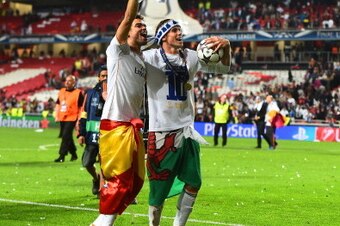 LISBON, PORTUGAL - MAY 24:  Pepe of Real Madrid and Gareth Bale of Real Madrid celebrate victory in the UEFA Champions League Final between Real Madrid and Atletico de Madrid at Estadio da Luz on May 24, 2014 in Lisbon, Portugal.  (Photo by Laurence Griff