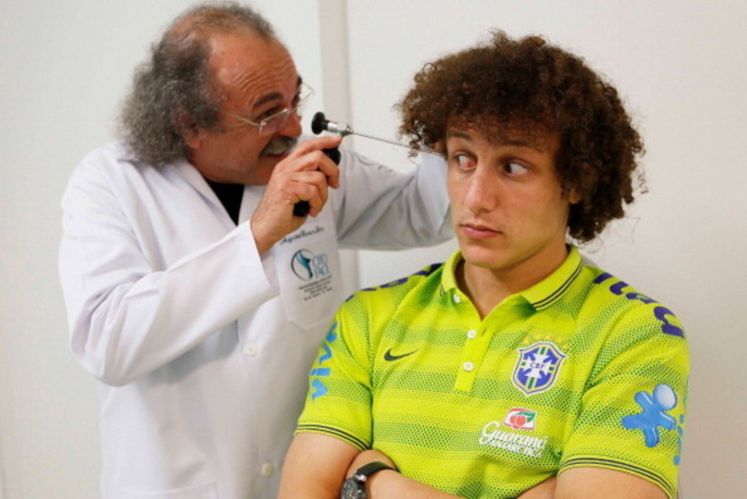 TERESOPOLIS, BRAZIL - MAY 26: Handout picture released by the Brazilian Football Confederation, showing Brazilian national football team player David Luiz, undergoing a medical check-up, at the squad's Granja Comary training complex, in Teresopolis, 90 km