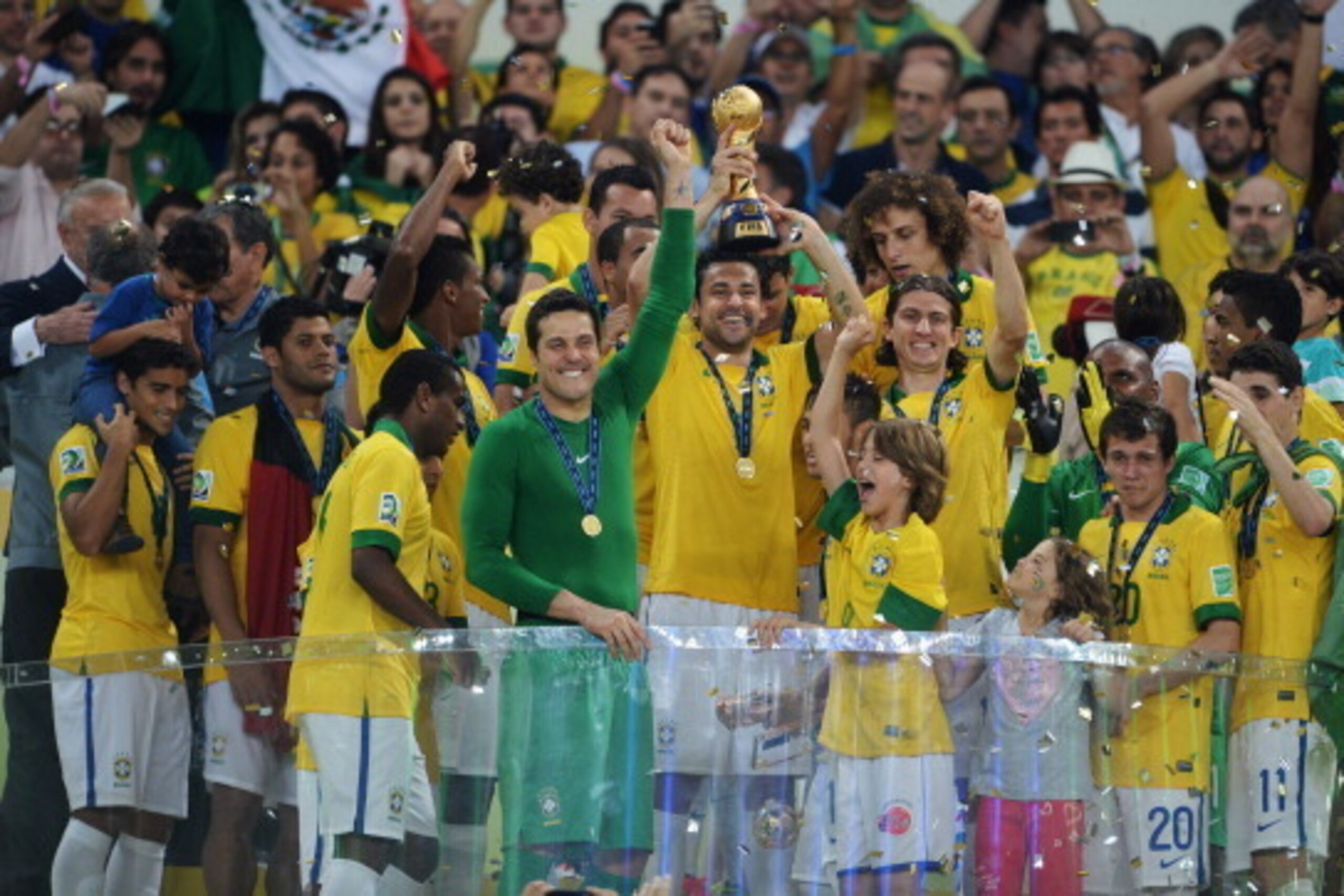 RIO DE JANEIRO, BRAZIL - JUNE 30: Fred of Brazil lifts the trophy alongside team mates during the FIFA Confederations Cup Brazil 2013 Final match between Brazil and Spain at Maracana on June 30, 2013 in Rio de Janeiro, Brazil. (Photo by Michael Regan/Ge RIO DE JANEIRO, BRAZIL - JUNE 30: Fred of Brazil lifts the trophy alongside team mates during the FIFA Confederations Cup Brazil 2013 Final match between Brazil and Spain at Maracana on June 30, 2013 in Rio de Janeiro, Brazil. (Photo by Michael Regan/Ge