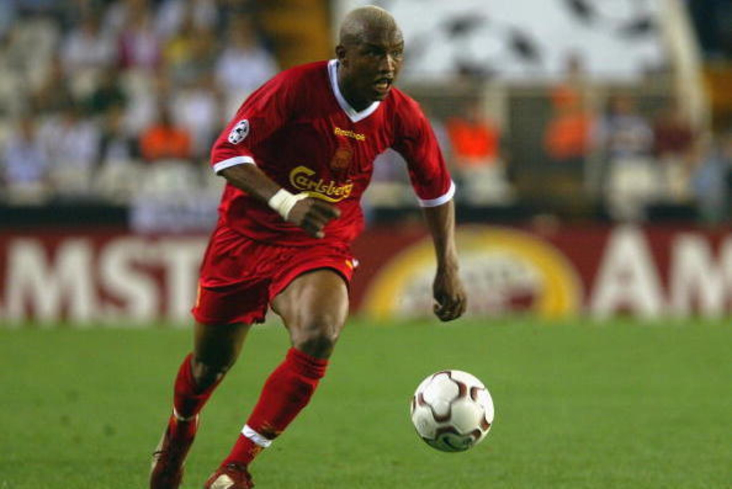 VALENCIA - SEPTEMBER 17 :   El Hadji Diouf of Liverpool in action during the UEFA Champions League match between Valencia CF and Liverpool at the Estadio de Mestalla in Valencia, Spain on September 17, 2002. (Photo by Phil Cole/Getty Images) Liverpool los