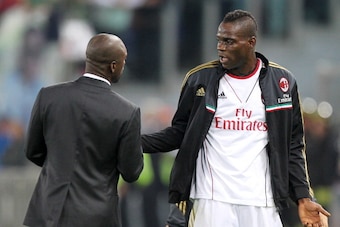 ROME, ITALY - APRIL 25:  Mario Balotelli of AC Milan speaks with Clarence Seedorf during the Serie A match between AS Roma and AC Milan at Stadio Olimpico on April 25, 2014 in Rome, Italy.  (Photo by Paolo Bruno/Getty Images)