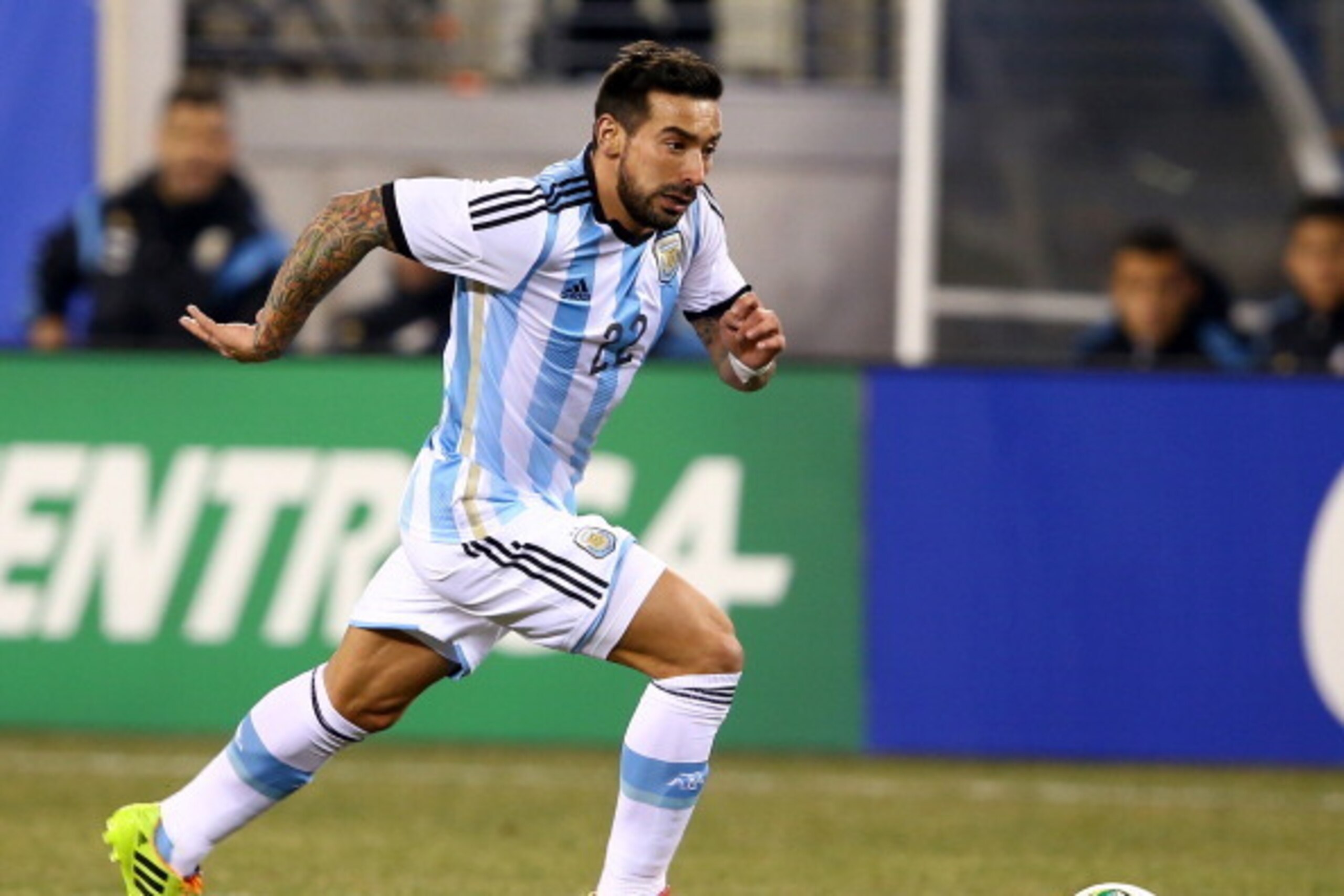 EAST RUTHERFORD, NJ - NOVEMBER 15: Ezequiel Lavezzi #22 of Argentina takes the ball in the first half against Ecuador during a friendly match at MetLife Stadium on November 15, 2013 in East Rutherford, New Jersey. (Photo by Elsa/Getty Images) EAST RUTHERFORD, NJ - NOVEMBER 15: Ezequiel Lavezzi #22 of Argentina takes the ball in the first half against Ecuador during a friendly match at MetLife Stadium on November 15, 2013 in East Rutherford, New Jersey. (Photo by Elsa/Getty Images)
