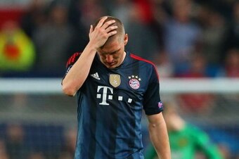 MANCHESTER, ENGLAND - APRIL 01:  A dejected Bastian Schweinsteiger of Bayern Muenchen holds his head after he was shown a red card during the UEFA Champions League Quarter Final first leg match between Manchester United and FC Bayern Muenchen at Old Traff