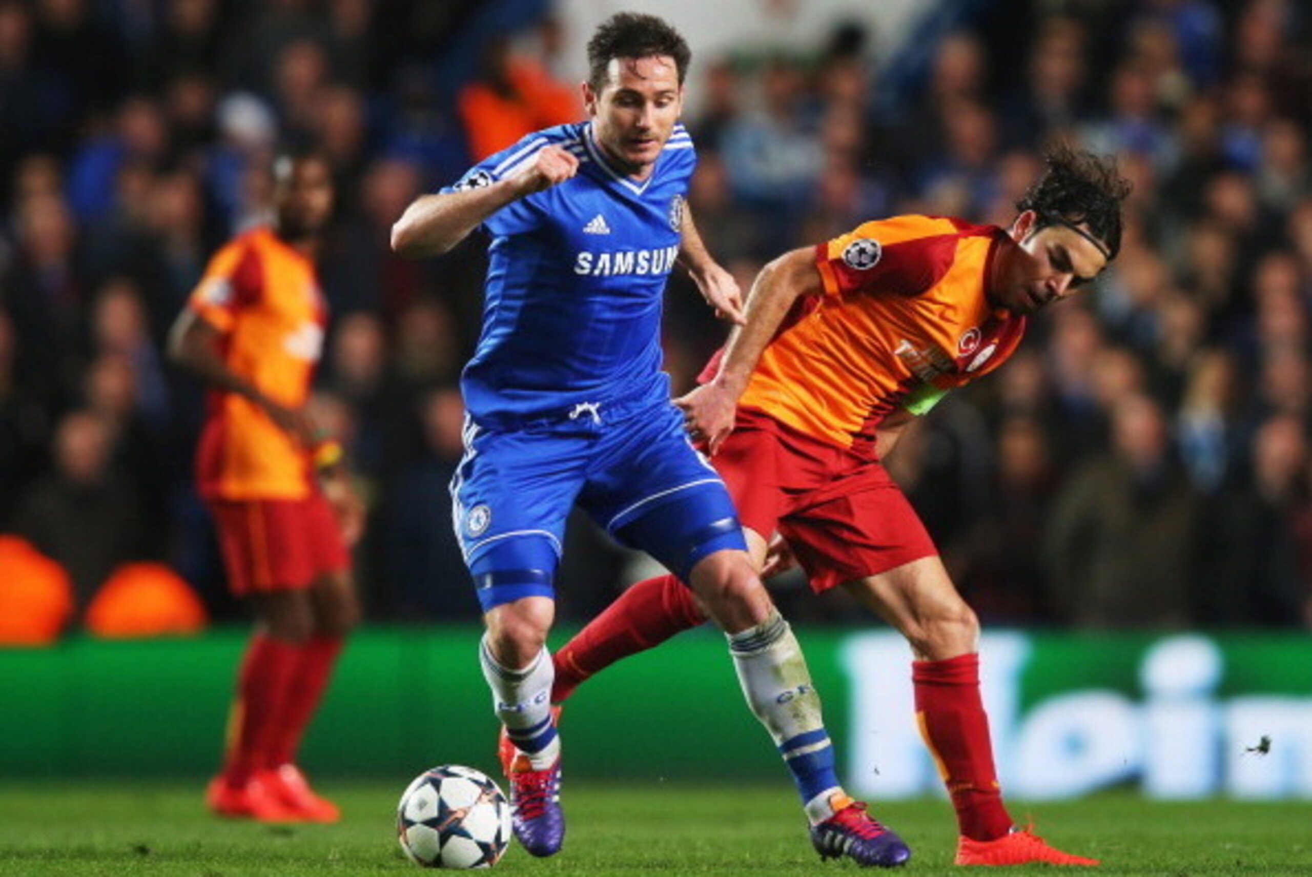 LONDON, ENGLAND - MARCH 18:  Frank Lampard of Chelsea evades Selcuk Inan of Galatasaray during the UEFA Champions League Round of 16 second leg match between Chelsea and Galatasaray AS at Stamford Bridge on March 18, 2014 in London, England.  (Photo by Cl