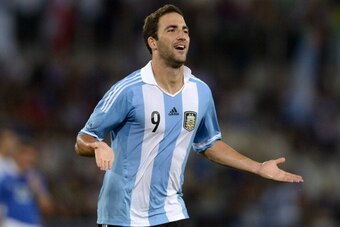 ROME, ITALY - AUGUST 14:  Gonzalo Higuain of Argentina celebrates scoring the first goal during the international friendly match between Italy and Argentina at Stadio Olimpico on August 14, 2013 in Rome, Italy.  (Photo by Claudio Villa/Getty Images)