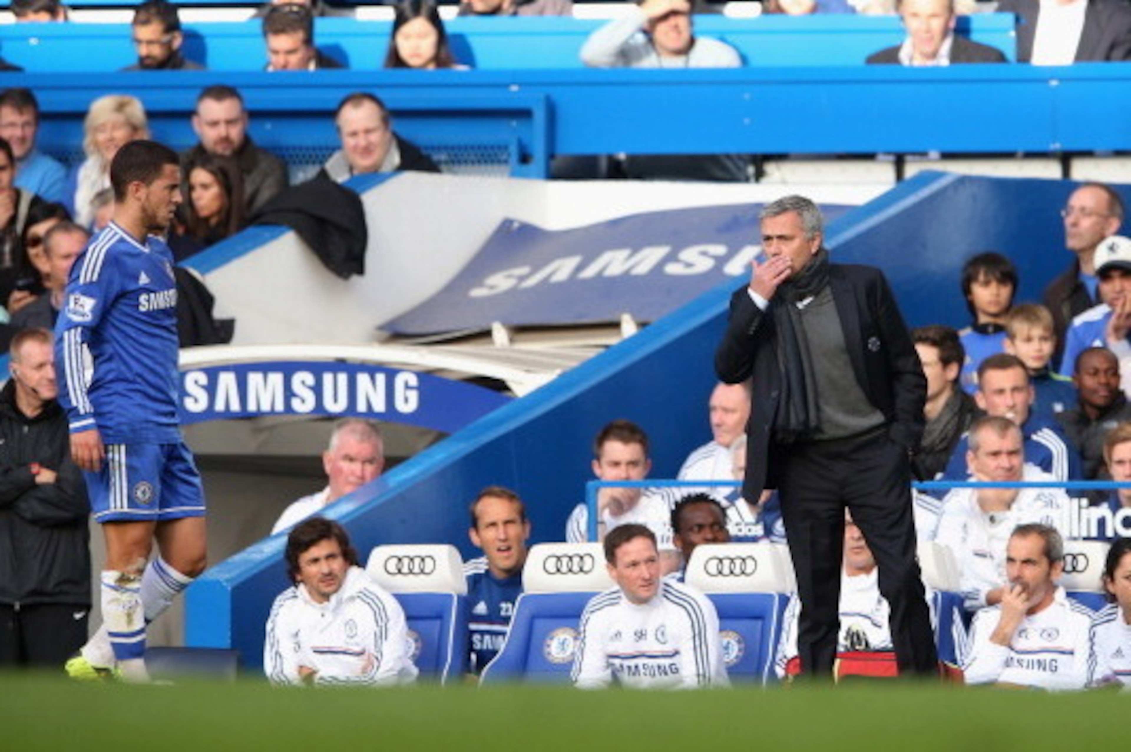 LONDON, ENGLAND - OCTOBER 19: Chelsea manager Jose Mouinho (R) gives instructions to Eden Hazard from the touchline during the Barclays Premier League match between Chelsea and Cardiff City at Stamford Bridge on October 19, 2013 in London, England.  (Phot