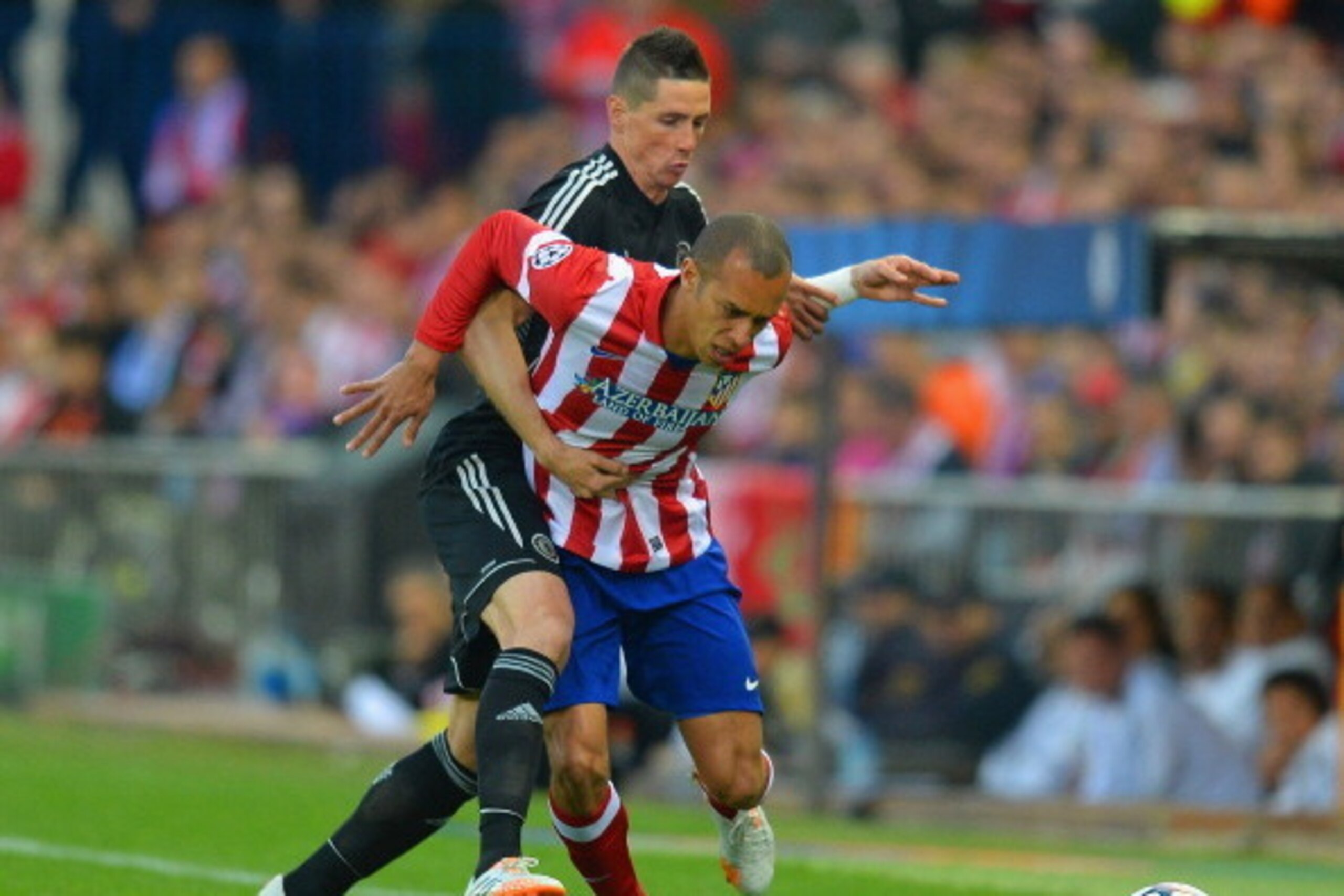 MADRID, SPAIN - APRIL 22:  Fernando Torres of Chelsea and Miranda of Club Atletico de Madrid battle for the ball during the UEFA Champions League Semi Final first leg match between Club Atletico de Madrid and Chelsea at Vicente Calderon Stadium on April 2