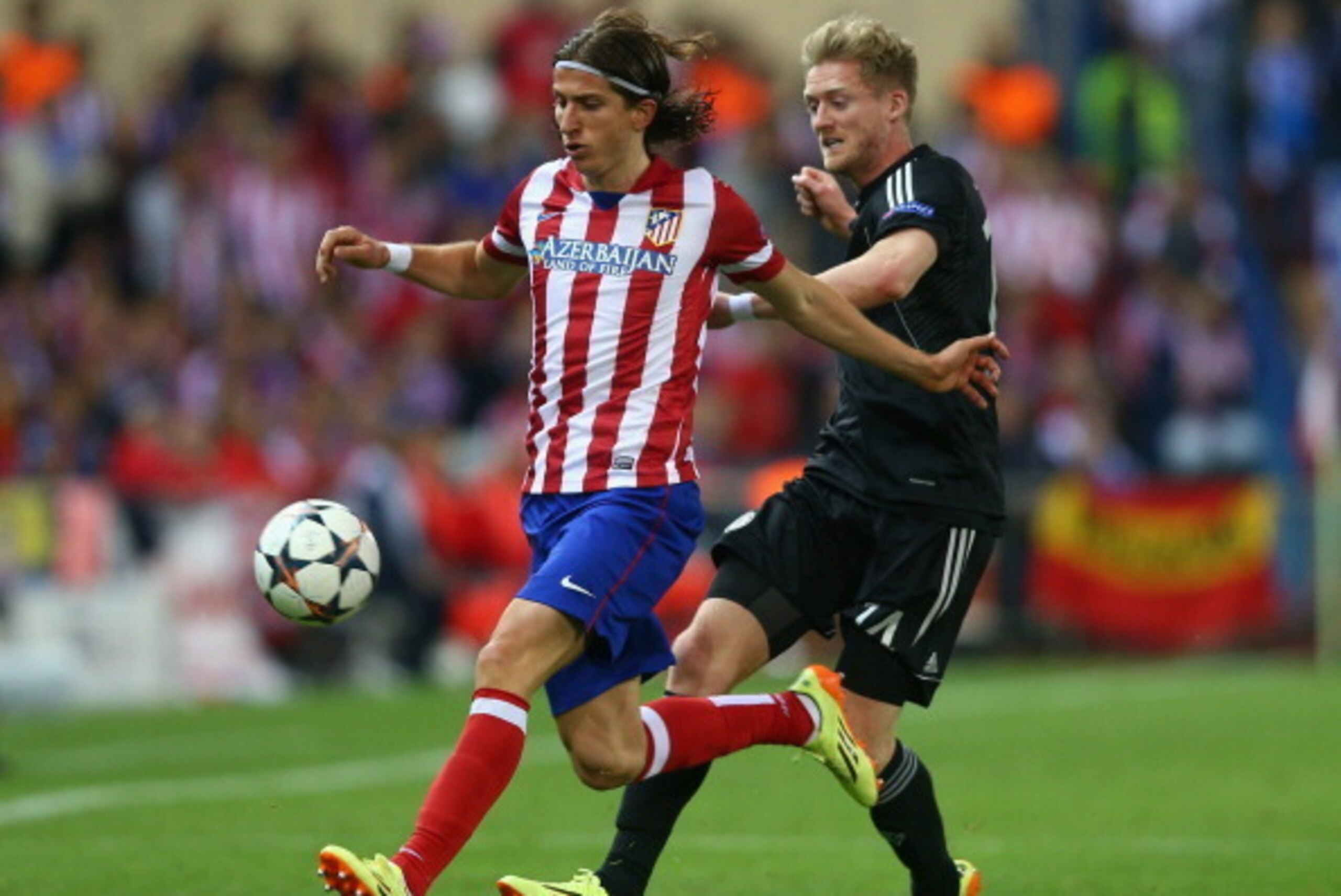 MADRID, SPAIN - APRIL 22:  Andre Schurrle of Chelsea battles for the ball with Filipe Luis of Atletcio Madrid during the UEFA Champions League Semi Final first leg match between Club Atletico de Madrid and Chelsea at Vicente Calderon Stadium on April 22, 