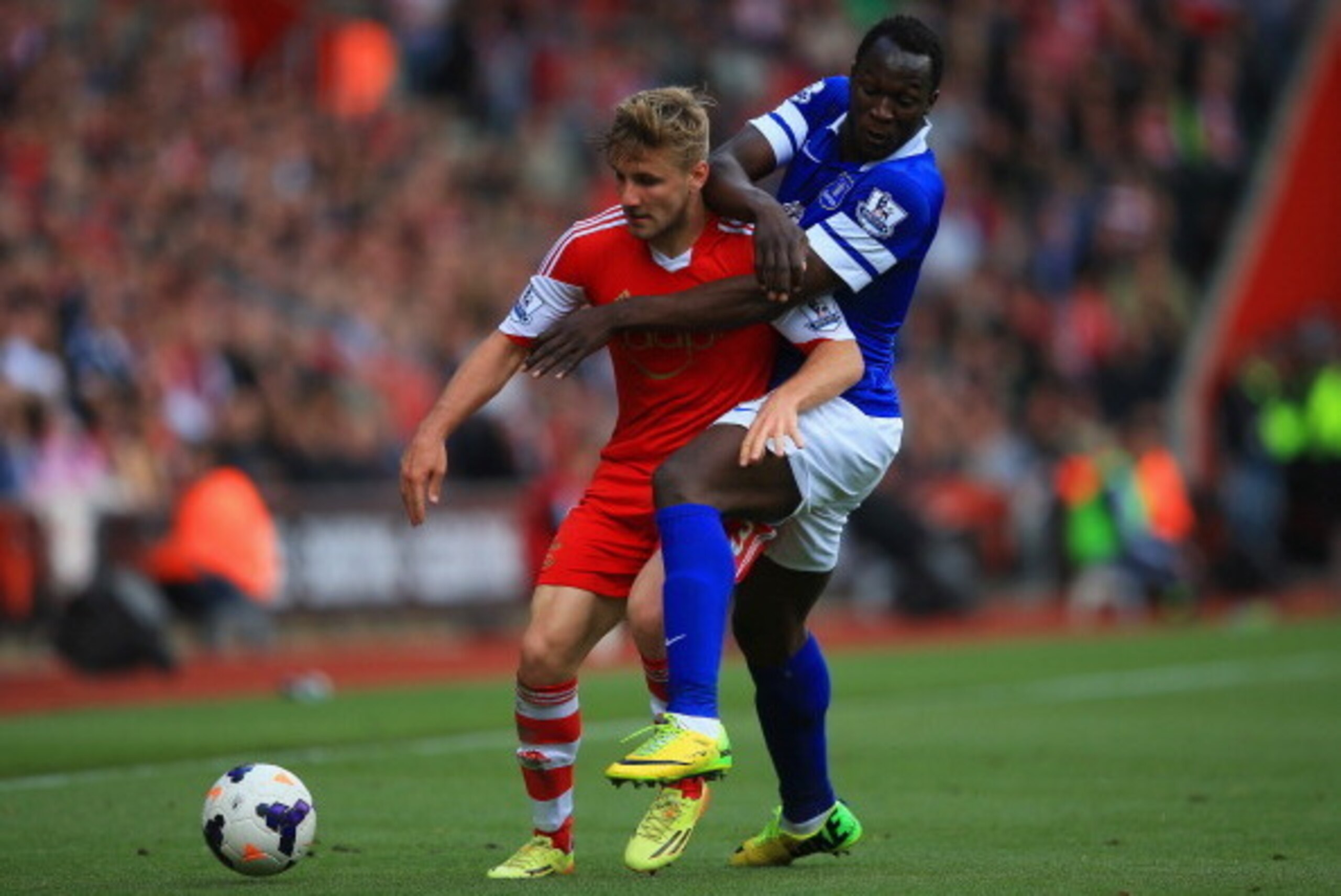 SOUTHAMPTON, ENGLAND - APRIL 26:  Luke Shaw of Southampton holds off a challenge from Romelu Lukaku of Everton during the Barclays Premier League match between Southampton and Everton at St Mary's Stadium on April 26, 2014 in Southampton, England.  (Photo