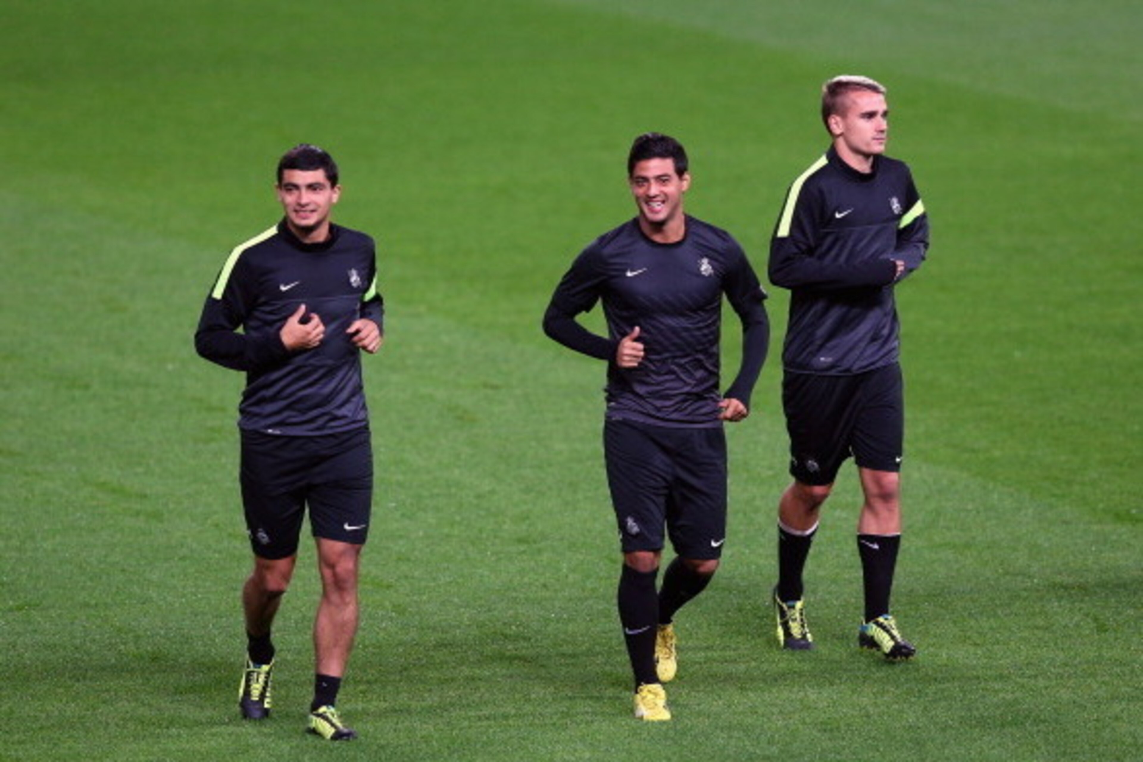 MANCHESTER, ENGLAND - OCTOBER 22:  Chori Castro, Carlos Vela and Antoine Griezmann of Real Sociedad de Futbol warm up during a training session at Old Trafford on October 22, 2013 in Manchester, England.  (Photo by Alex Livesey/Getty Images)