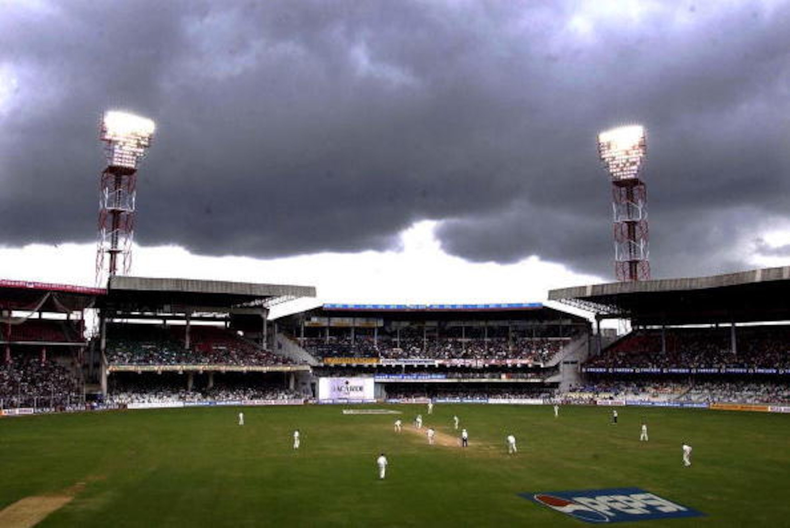 21 Dec 2001:  A general view of the ground with a dark raincloud above during the third day of the 3rd test between India and England at the Chinaswamy Stadium, Bangalore, India. DIGITAL IMAGE Mandatory Credit: Tom Shaw/Getty Images