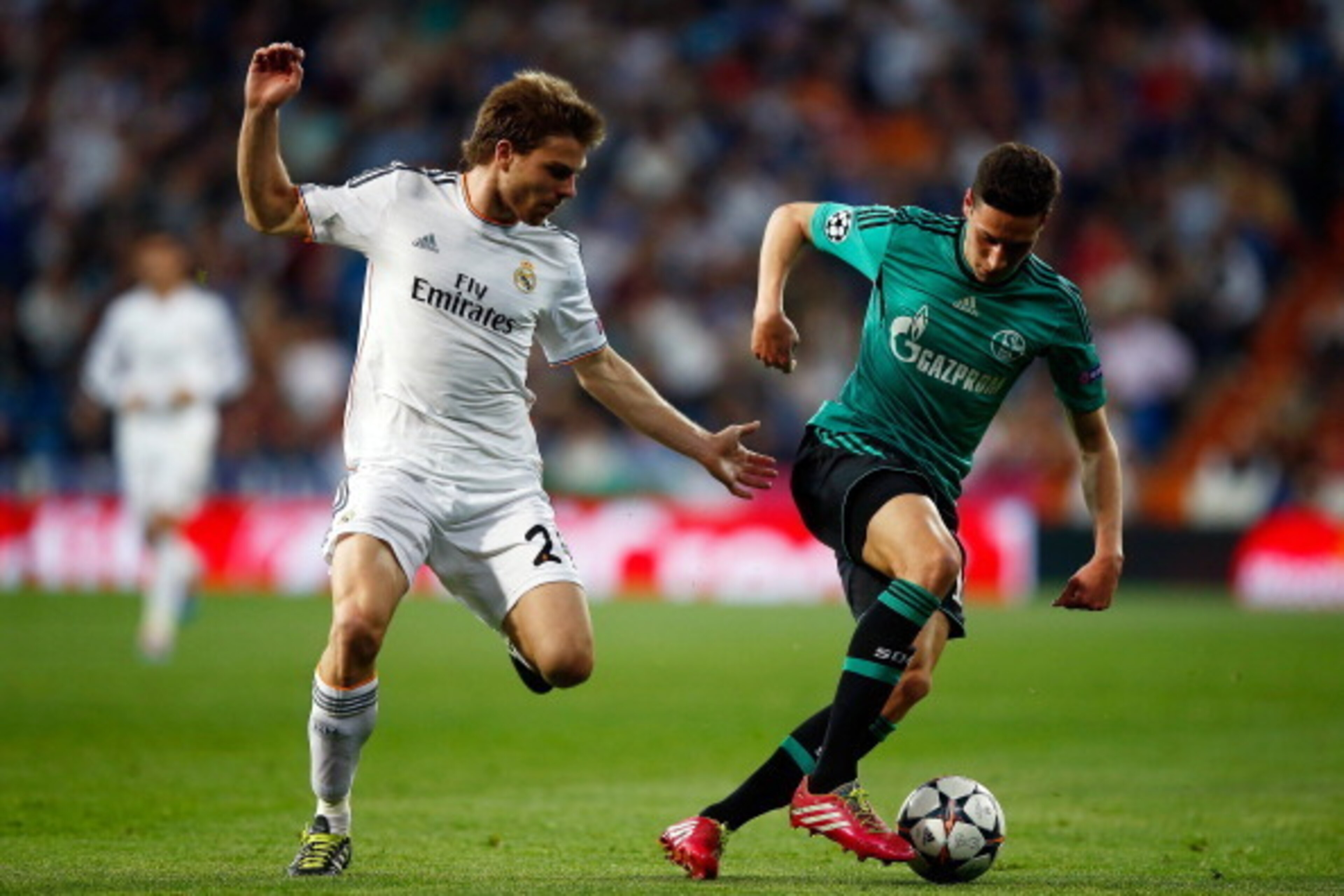 MADRID, SPAIN - MARCH 18:  Julian Draxler of Schalke is challenged by Asier Illarramendi of Real Madrid during the UEFA Champions League Round of 16, second leg match between Real Madrid and FC Schalke 04 at Estadio Santiago Bernabeu on March 18, 2014 in 
