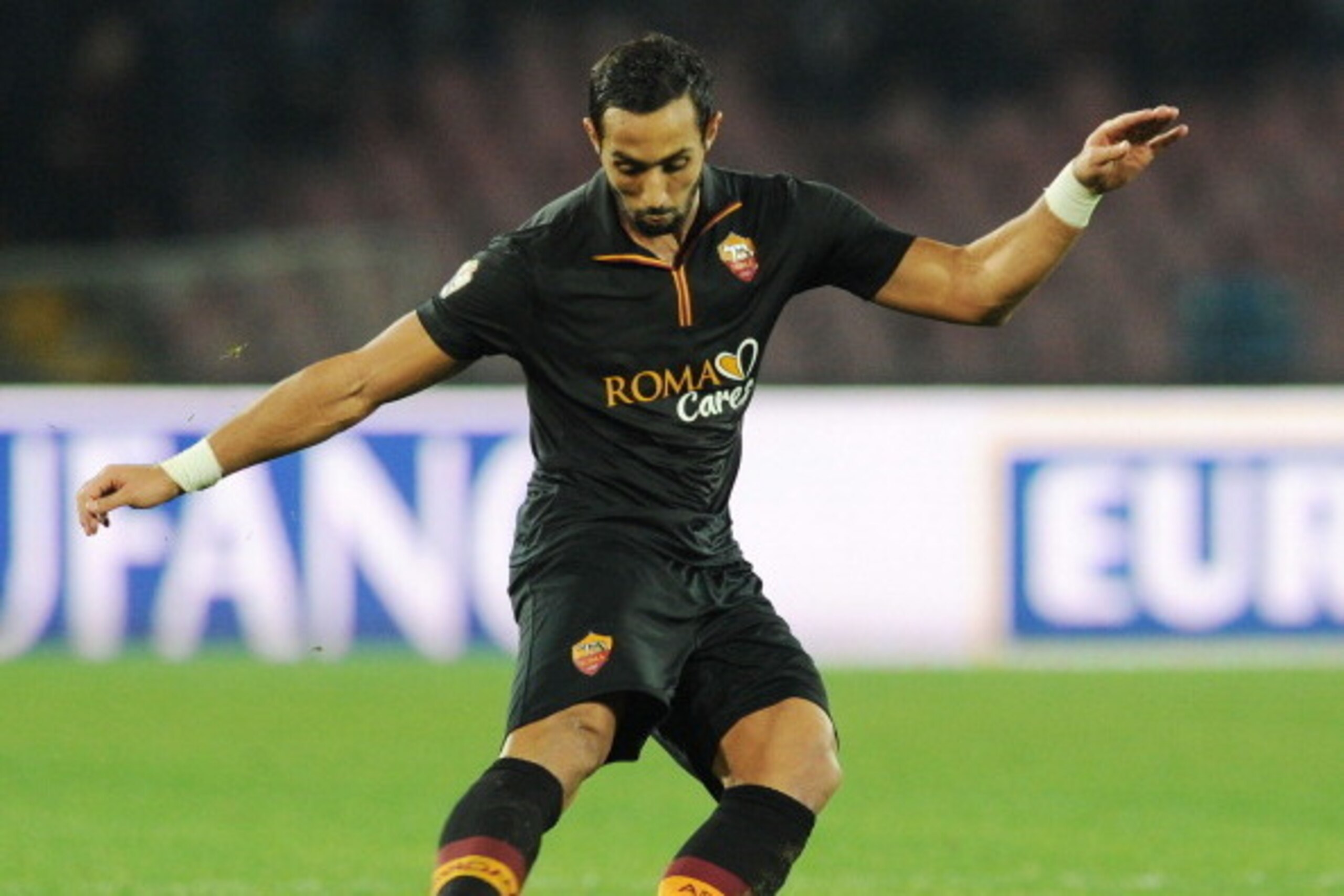 NAPLES, ITALY - FEBRUARY 12:  Mehdi Benatia of Roma in action during the TIM Cup match between SSC Napoli and AS Roma at Stadio San Paolo on February 12, 2014 in Naples, Italy.  (Photo by Giuseppe Bellini/Getty Images)