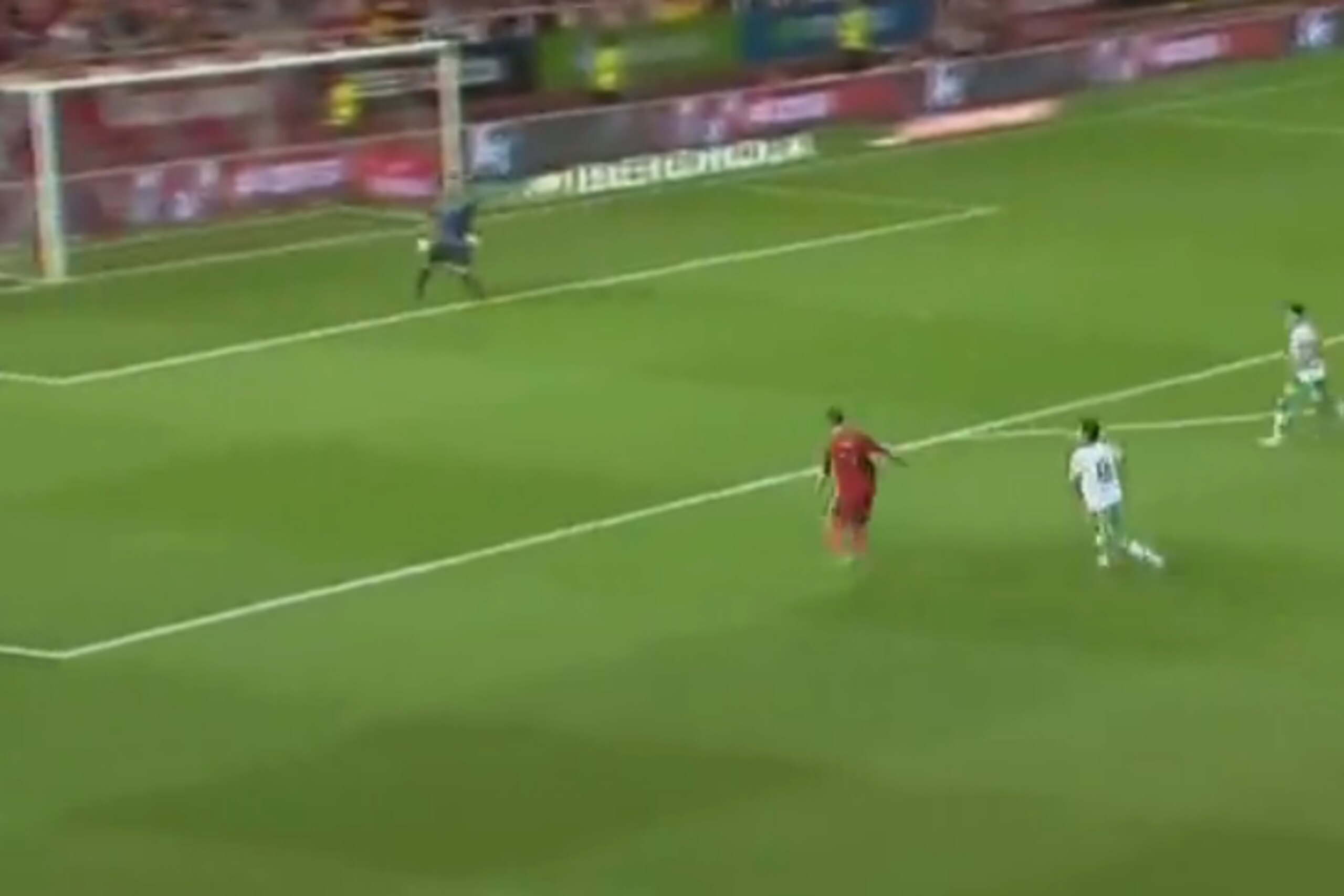 Torres receives the ball in an excellent position.