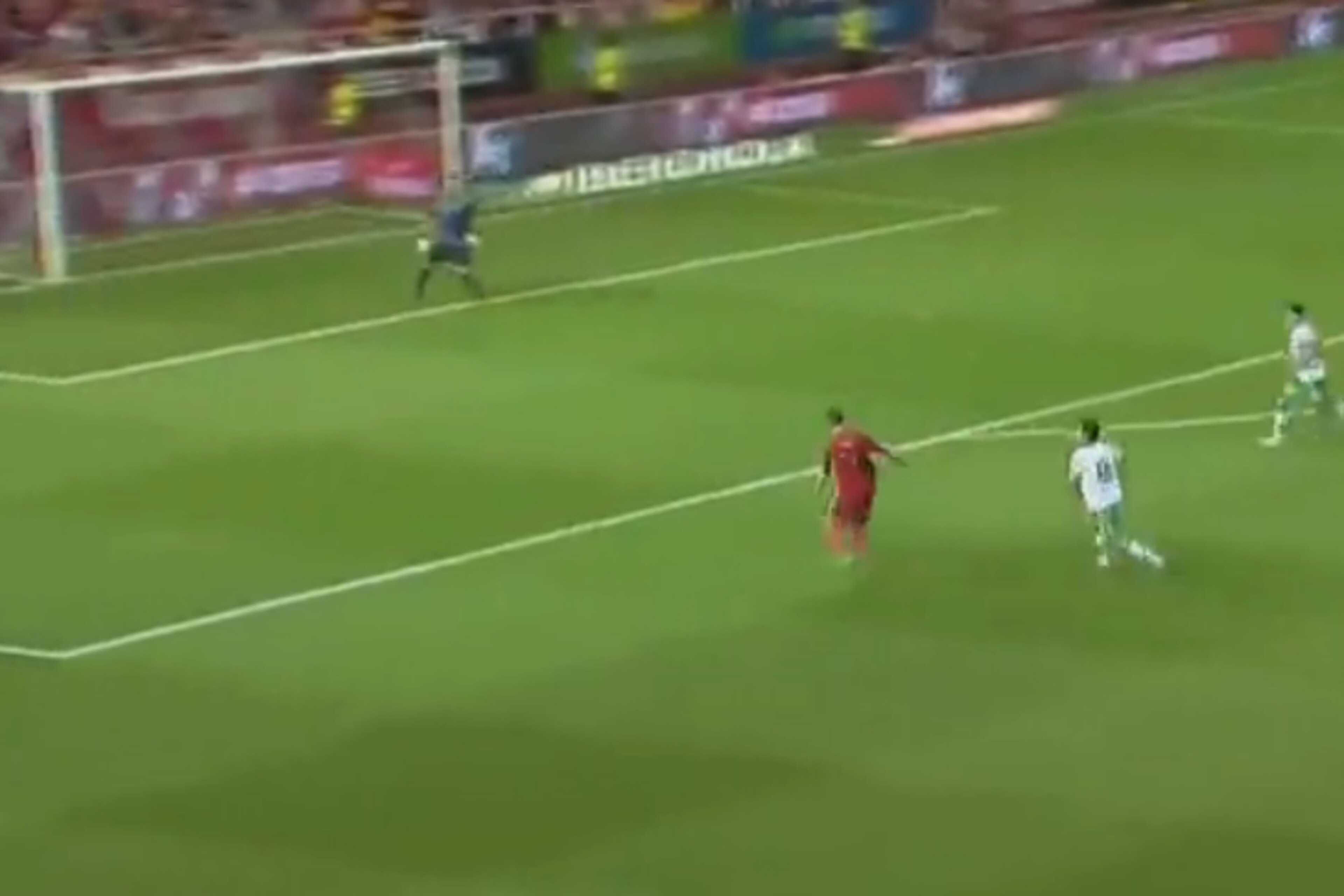 Torres receives the ball in an excellent position. Torres receives the ball in an excellent position.