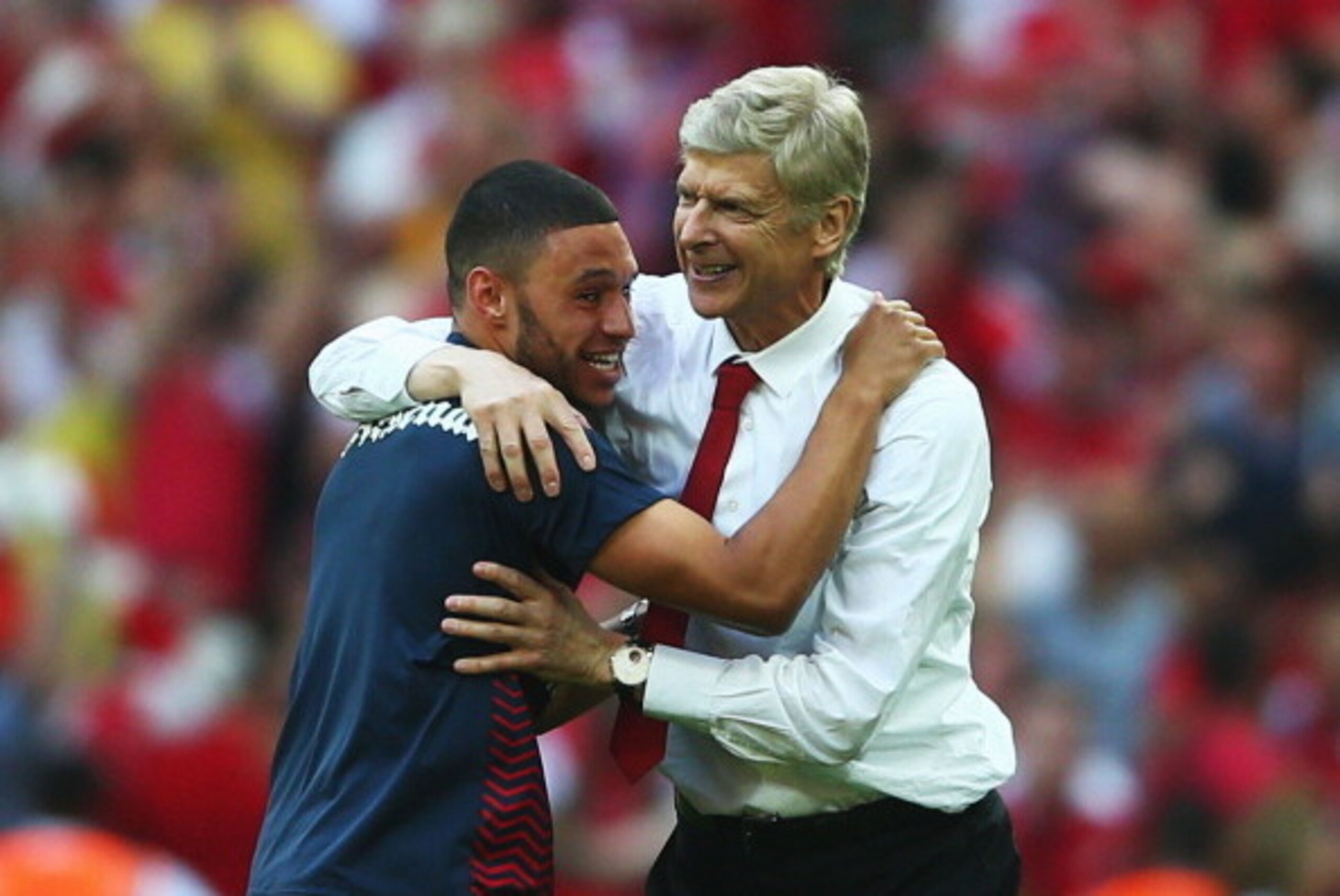 LONDON, ENGLAND - MAY 17:  Alex Oxlade-Chamberlain of Arsenal and Arsene Wenger manager of Arsenal celebrate victory after the FA Cup with Budweiser Final match between Arsenal and Hull City at Wembley Stadium on May 17, 2014 in London, England.  (Photo b