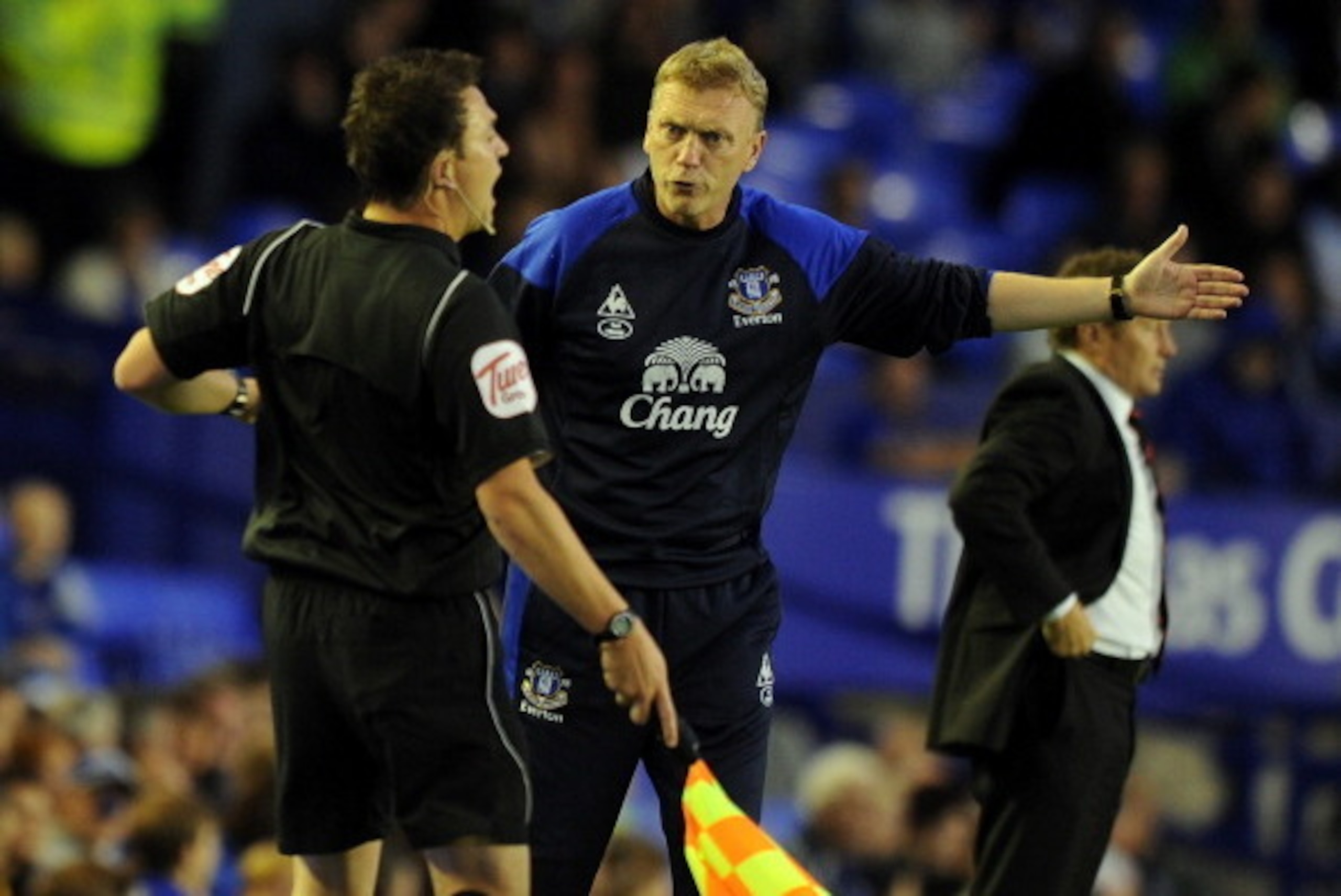 LIVERPOOL, ENGLAND - AUGUST 24:  Everton manager David Moyes appeals to the assistant referee during the Carling Cup second round match between Everton and Sheffield United at Goodison Park on August 24, 2011 in Liverpool, England.  (Photo by Chris Brunsk