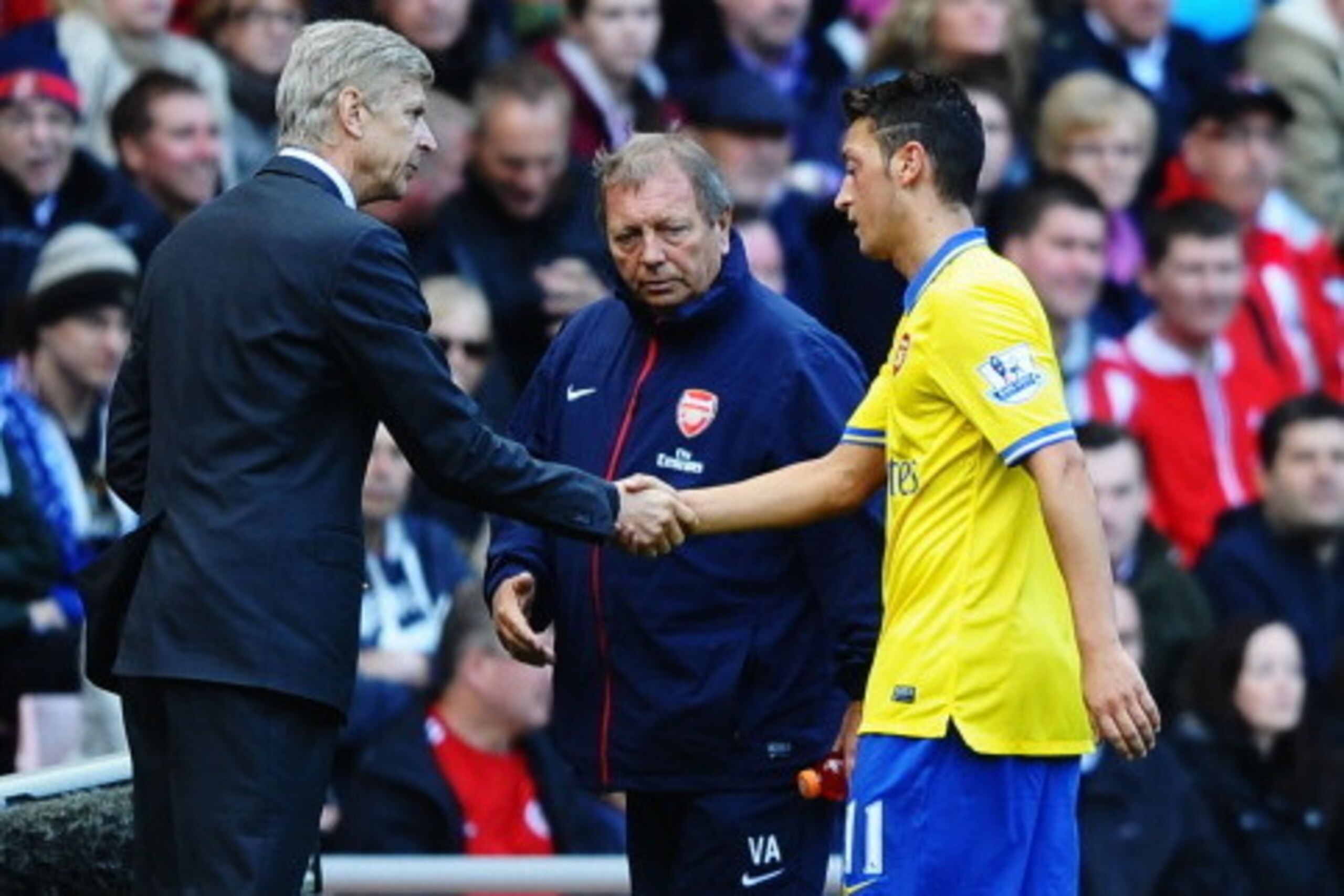 SUNDERLAND, ENGLAND - SEPTEMBER 14: Arsenal manager Arsene Wenger shakes hands with Mesut Oezil of Arsenal as he is substituted during the Barclays Premier League match between Sunderland and Arsenal at the Stadium of Light on September 14, 2013 in Sunder