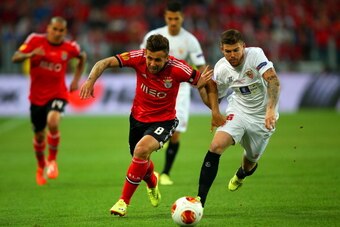 TURIN, ITALY - MAY 14:  Miralem Sulejmani of Benfica vies with Alberto Moreno of Sevilla during the UEFA Europa League Final match between Sevilla FC and SL Benfica at Juventus Stadium on May 14, 2014 in Turin, Italy.  (Photo by Clive Rose/Getty Images)