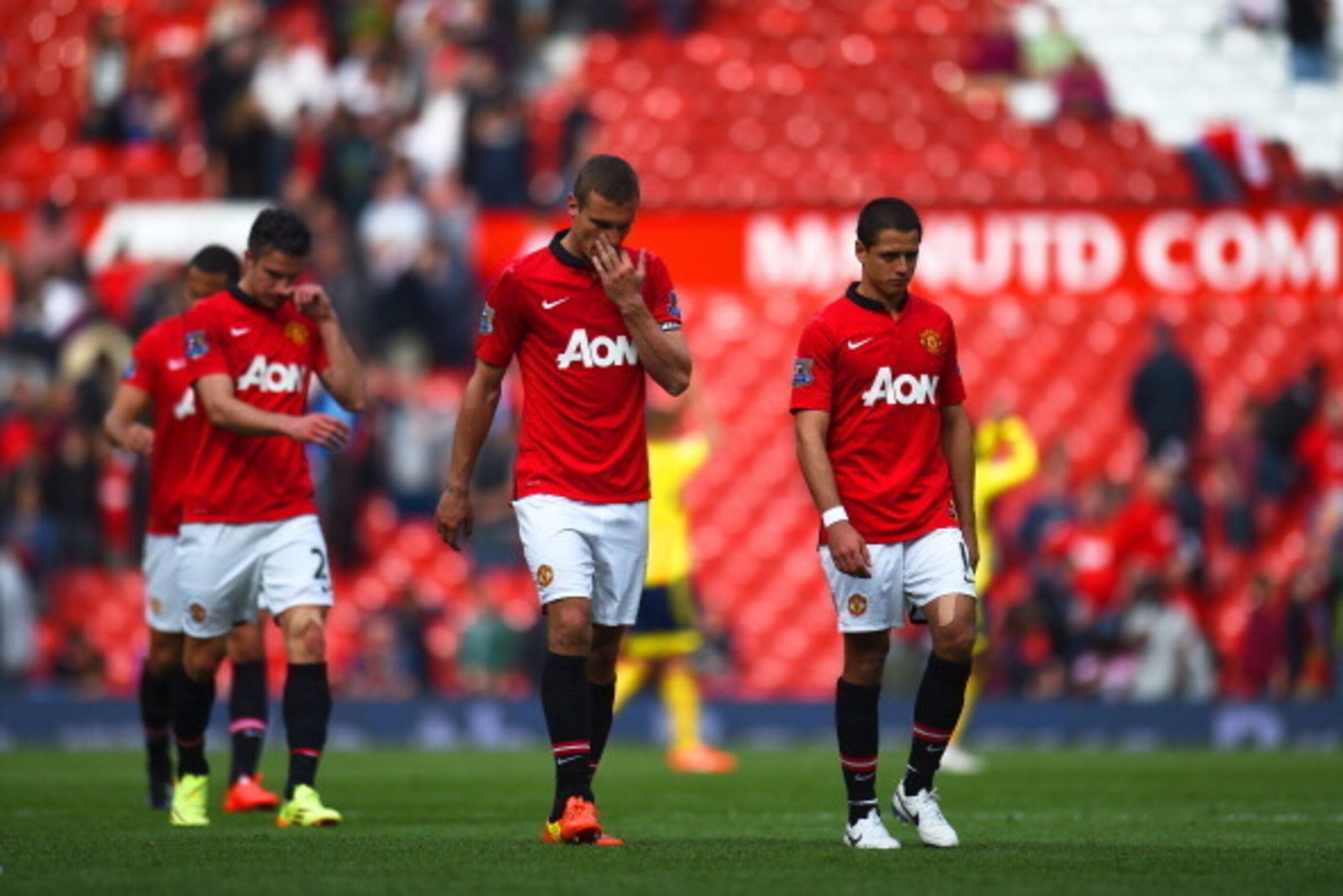 MANCHESTER, ENGLAND - MAY 03:  Dejected Manchester United players walk off the pitch following their team's1-0 defeat during the Barclays Premier League match between Manchester United and Sunderland at Old Trafford on May 3, 2014 in Manchester, England. 