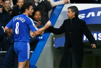 LONDON - JANUARY 28:  Jose Mourinho manager of Chelsea shakes hands with Frank Lampard as he is substituted during the FA Cup sponsored by E.ON 4th Round match between Chelsea and Nottingham Forest at Stamford Bridge on January 28, 2007 in London, England