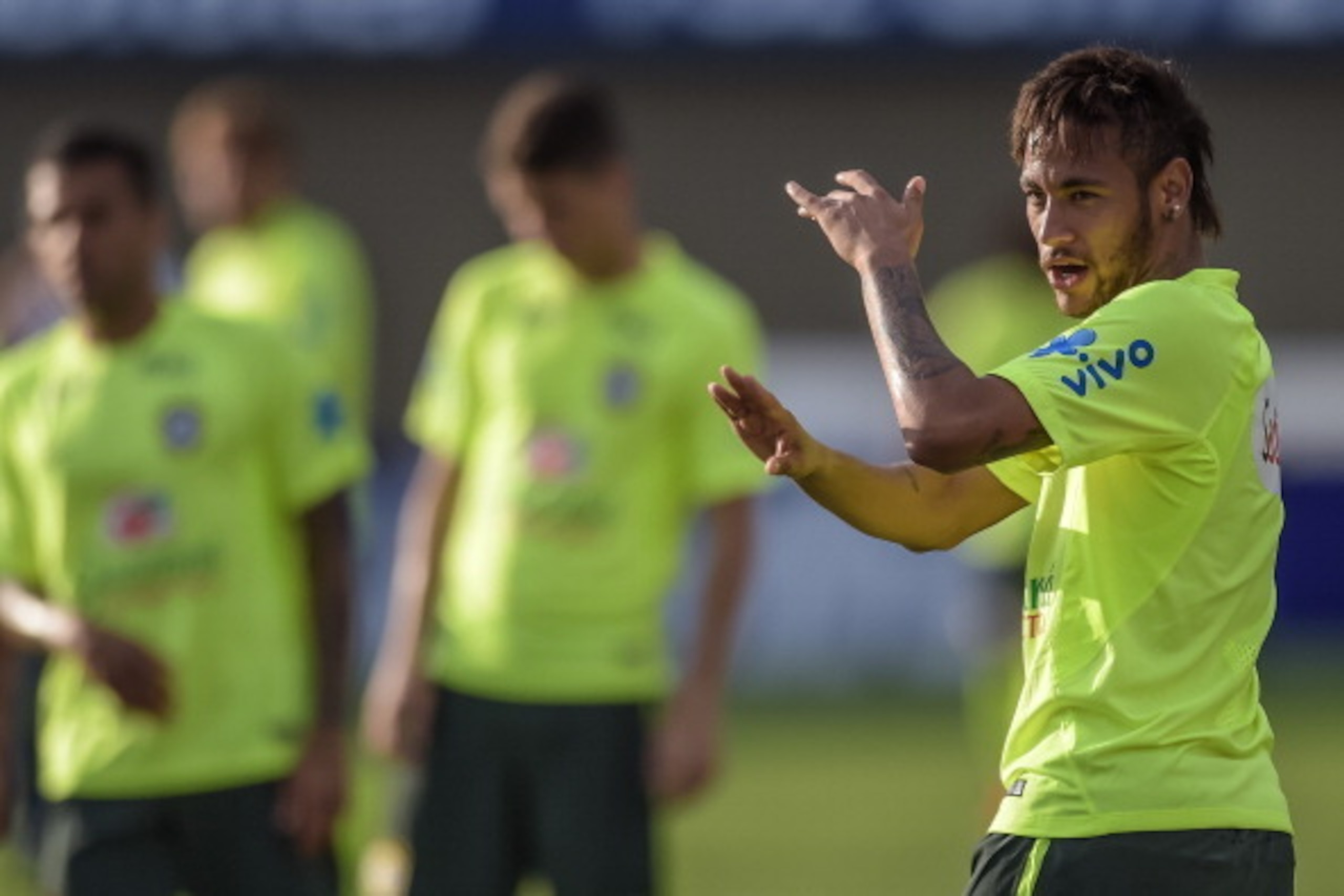 GOIANIA, BRAZIL - JUNE 02: Neymar (R) in action during a training session of the Brazilian national football team at the Serra Dourada Stadium on June 02, 2014 in Goiania, Brazil. (Photo by Buda Mendes/Getty Images)