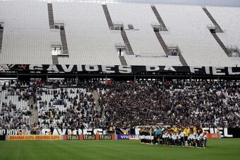 SAO PAULO, BRAZIL - JUNE 01:  The teams of Corinthians and Botafogo lines up during the match between Corinthians and Botafogo for the Brazilian Series A 2014 at Arena Corinthians on June 1, 2014 in Sao Paulo, Brazil.  (Photo by Friedemann Vogel/Getty Ima