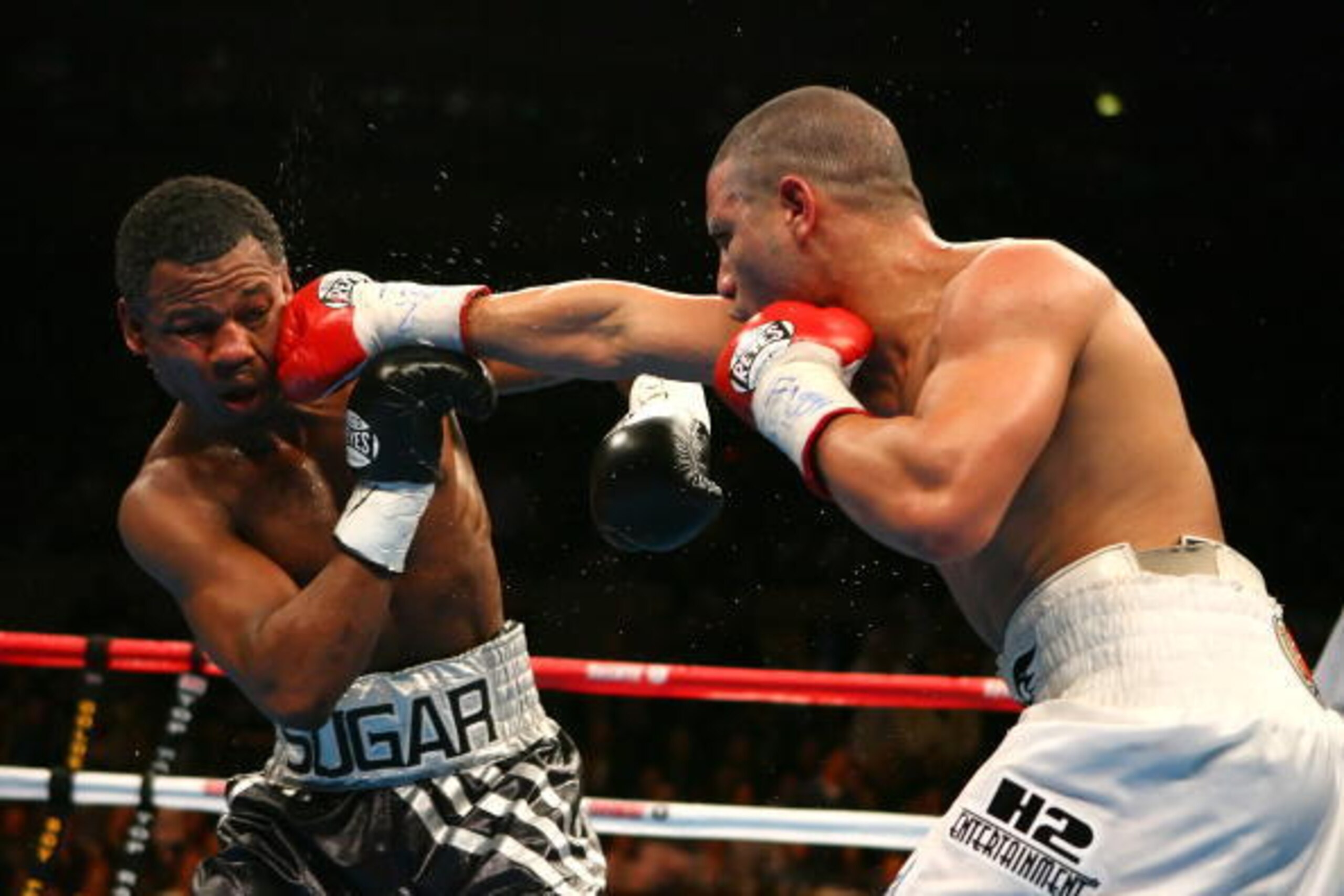 NEW YORK - NOVEMBER 10: Miguel Cotto (R) lands a right hand against Shane Mosley during their WBA Welterweight title fight at Madison Square Garden on November 10, 2007 in New York City. (Photo by Al Bello/Getty Images) NEW YORK - NOVEMBER 10: Miguel Cotto (R) lands a right hand against Shane Mosley during their WBA Welterweight title fight at Madison Square Garden on November 10, 2007 in New York City. (Photo by Al Bello/Getty Images)