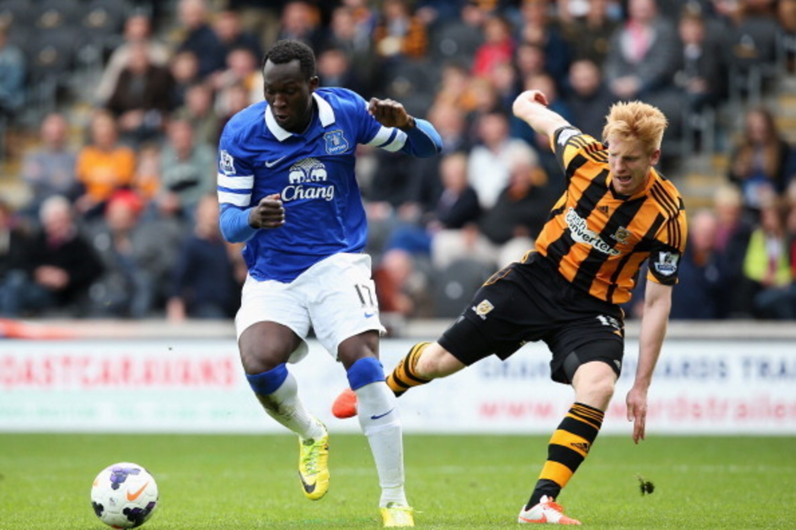 HULL, ENGLAND - MAY 11:  Romelu Lukaku of Everton takes on Paul McShane of Hull City on the way to scoring during the Barclays Premier League match between Hull City and Everton at KC Stadium on May 11, 2014 in Hull, England.  (Photo by Jan Kruger/Getty I