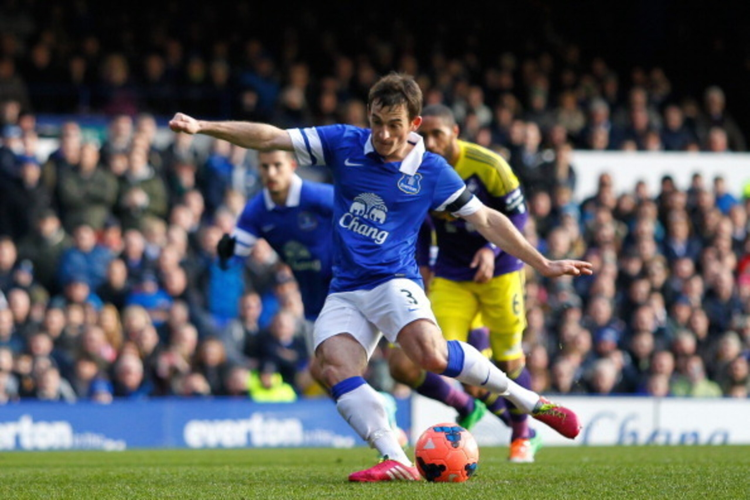 LIVERPOOL, ENGLAND - FEBRUARY 16: Leighton Baines of Everton scores a goal from the penalty spot during the FA Cup Fifth Round match between Everton and Swansea City at Goodison Park on February 16, 2014 in Liverpool, England. (Photo by Paul Thomas/Getty 